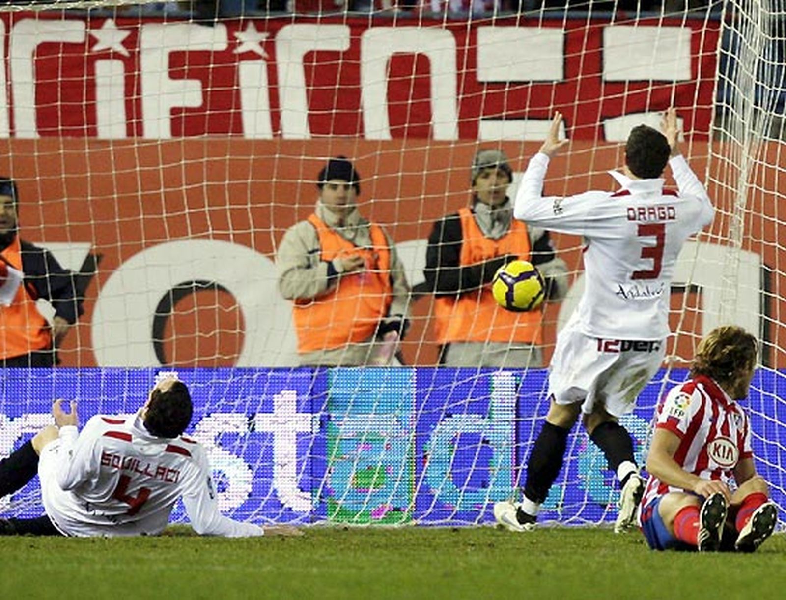 El Sevilla, que se adelantó en el marcador, salió derrotado del Calderón por un gol en propia puerta de Dragutinovic y otro de Antonio López en el 93.

Foto: Reuters / Afp Photo / Efe