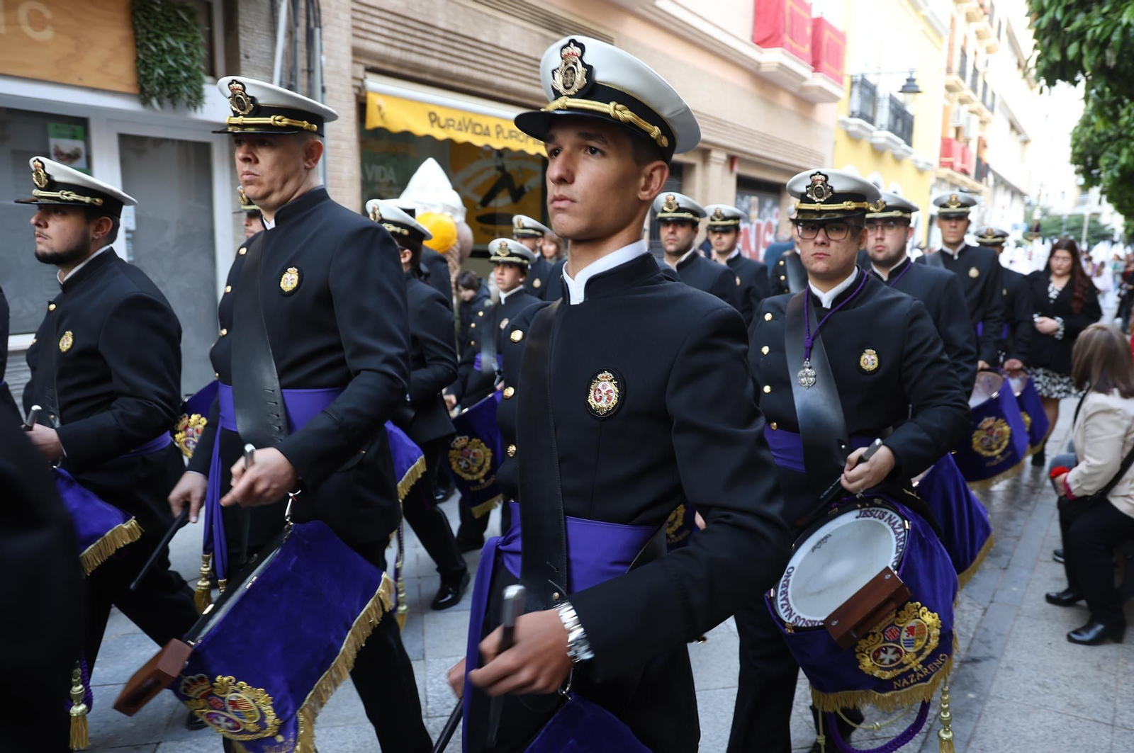 Las mejores imágenes del Lunes Santo en Huelva: Hermandad de las Tres Caídas
