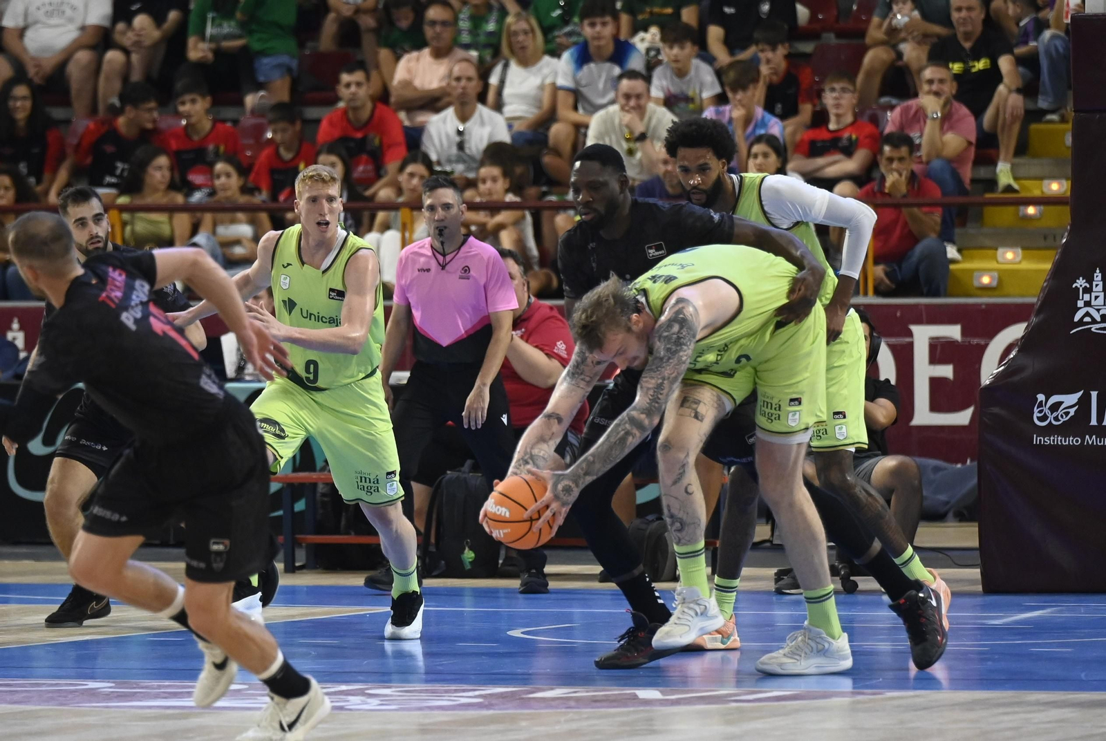 Las mejores fotos del ambiente en Vista Alegre para el Unicaja - Covirán Granada de la Copa de Andalucía de baloncesto
