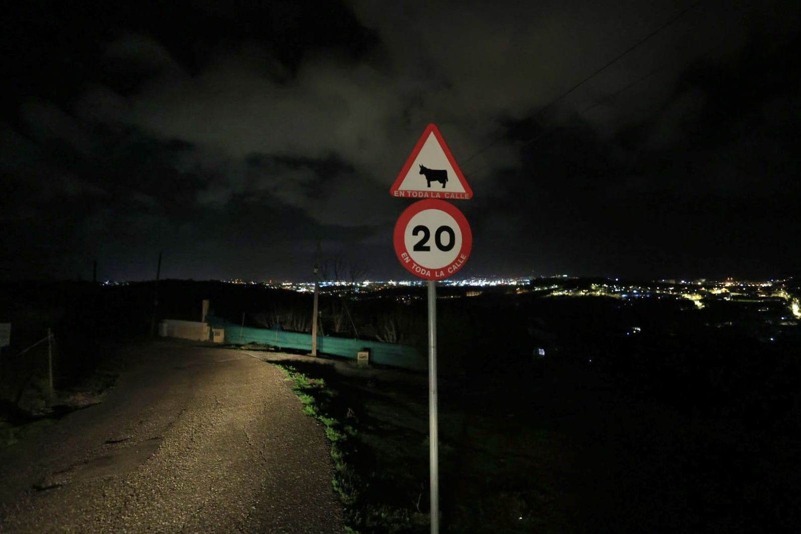 El acceso a Chorrosquina, en la noche de este viernes.