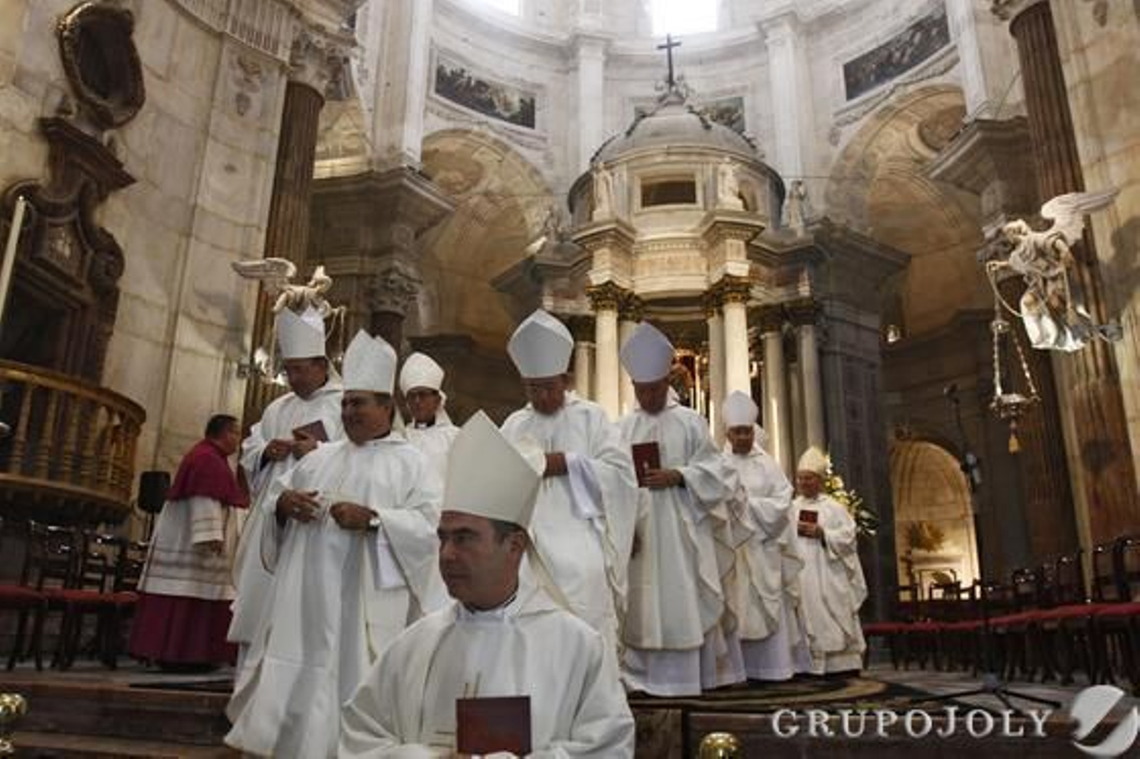 Imágenes de la toma de posesión del nuevo obispo de Cádiz y Ceuta, Rafael Zornoza Boy, en la Catedral de Cádiz.

Foto: Lourdes de Vicente - Joaquin Pino
