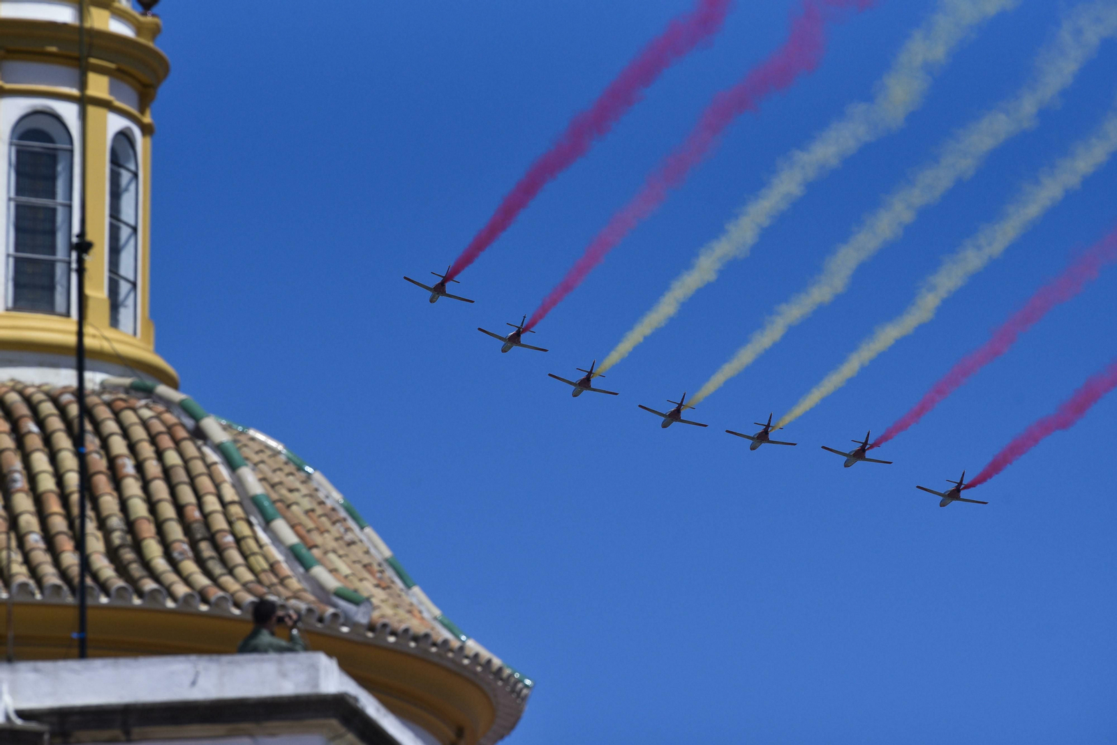 Las imágenes del desfile del Día de las Fuerzas Armadas en Sevilla