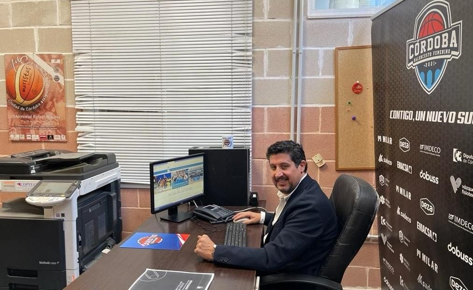 Sebastián del Rey posa en su despacho.