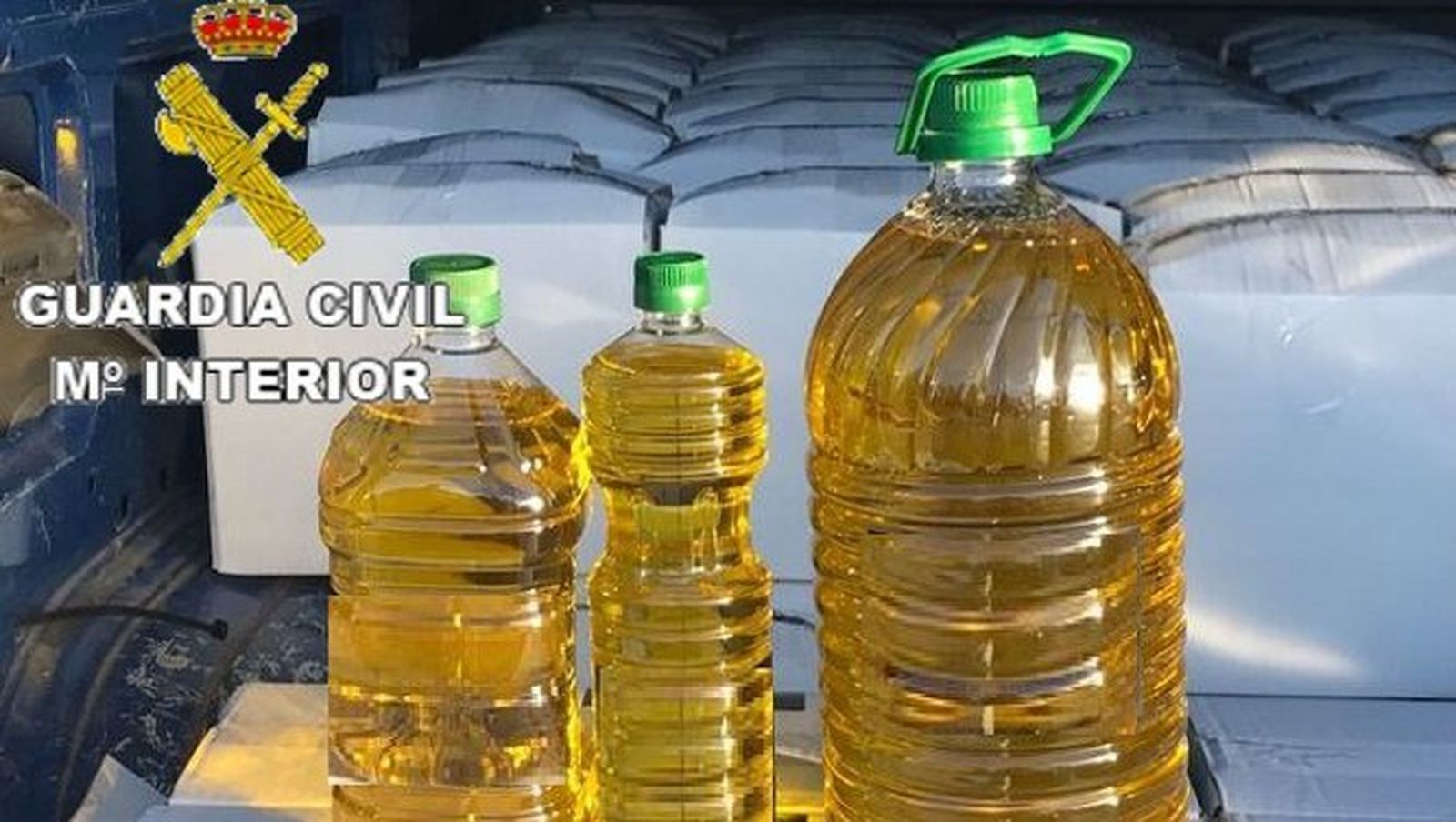 Algunas botellas con el aceite.