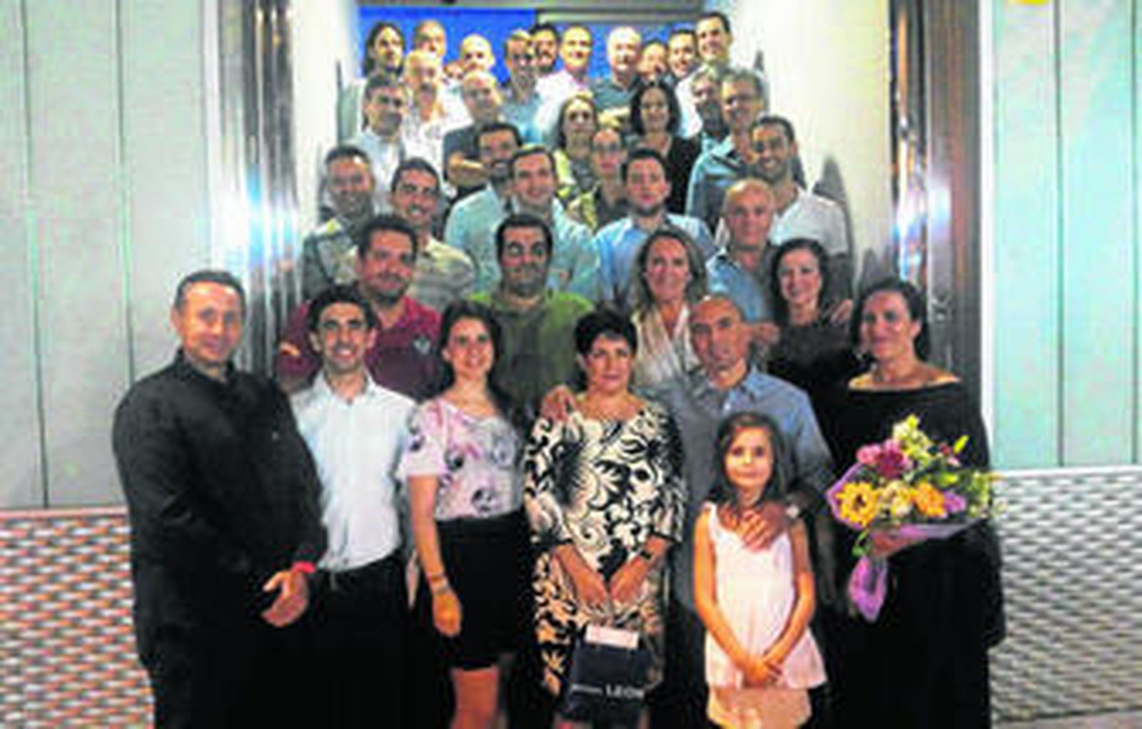 Los dos homenajeados junto a sus familias y compañeros de trabajo en la puerta de la sede de Almerimatik.