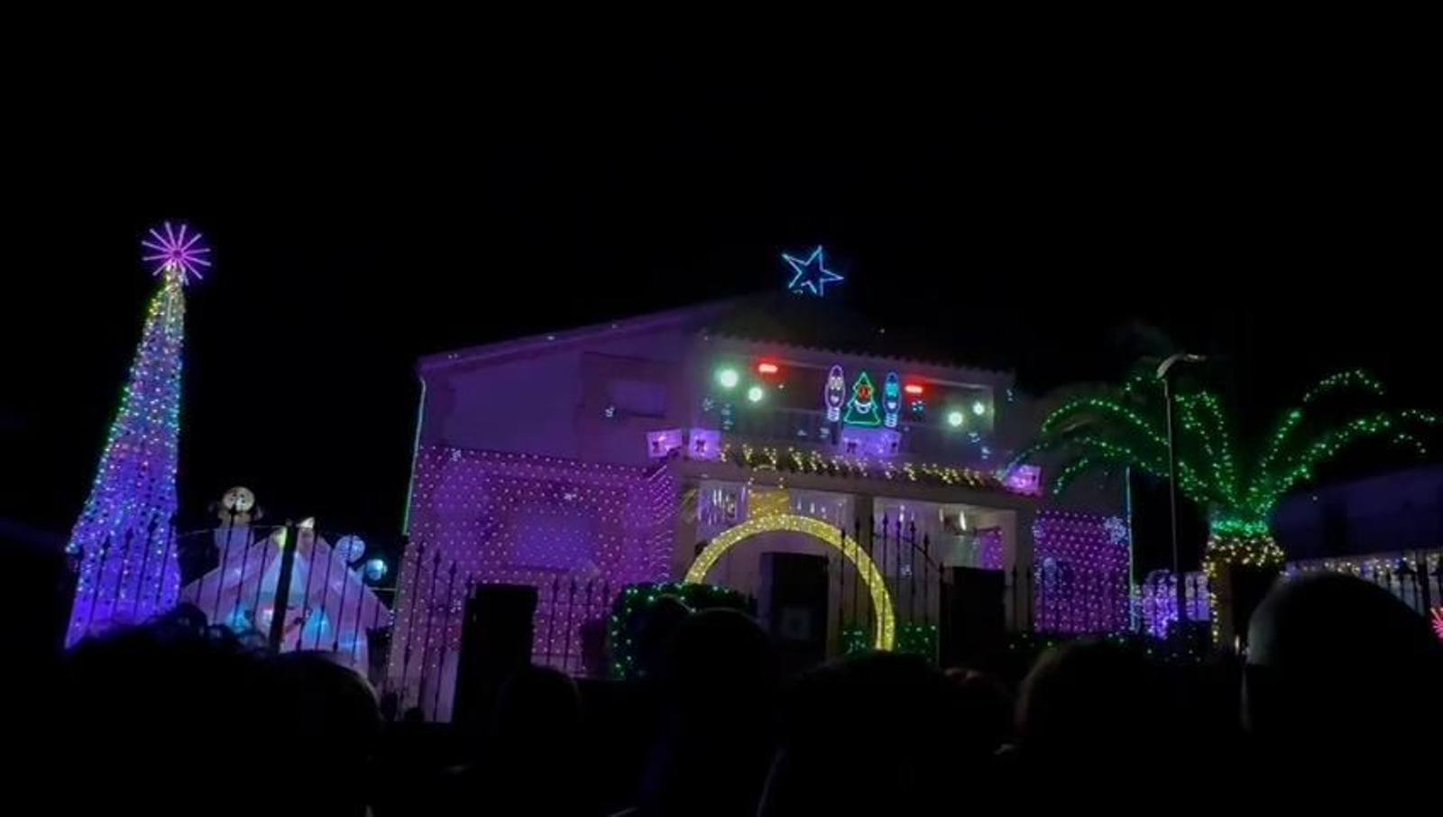 Inauguración de Cobilandia, la casa de un jerezano residente en Cobisa que se puede visitar en Navidad.
