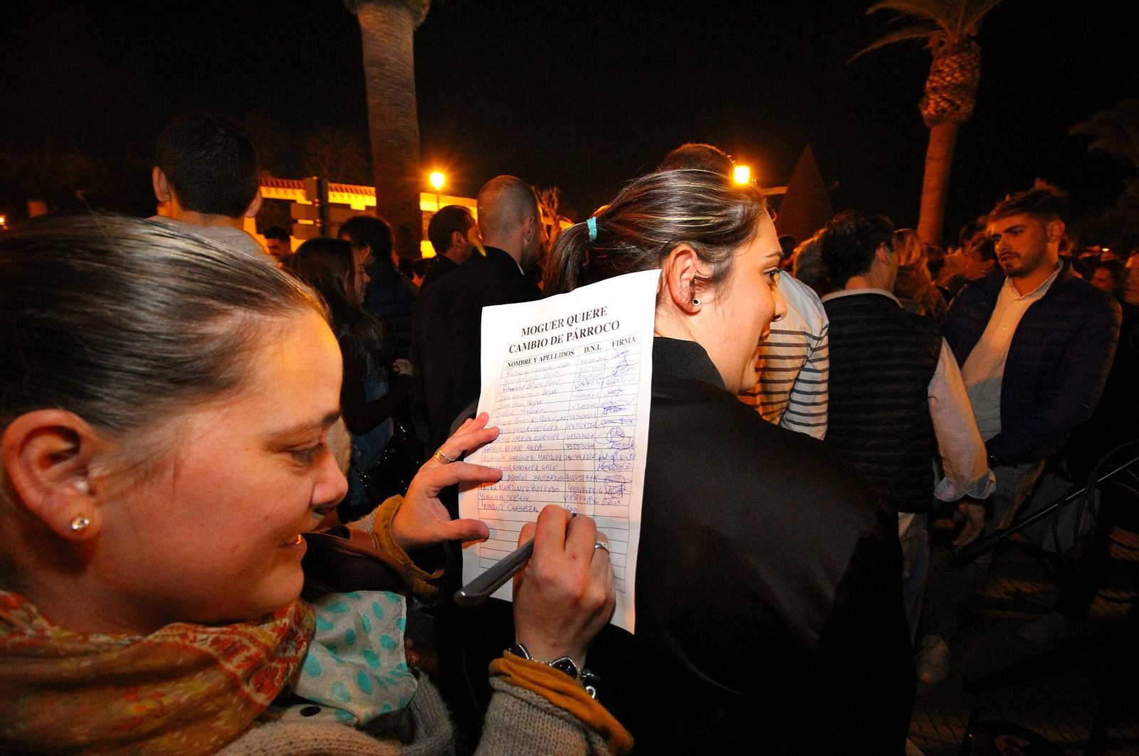 La concentración para pedir un nuevo párroco en Moguer, en imágenes