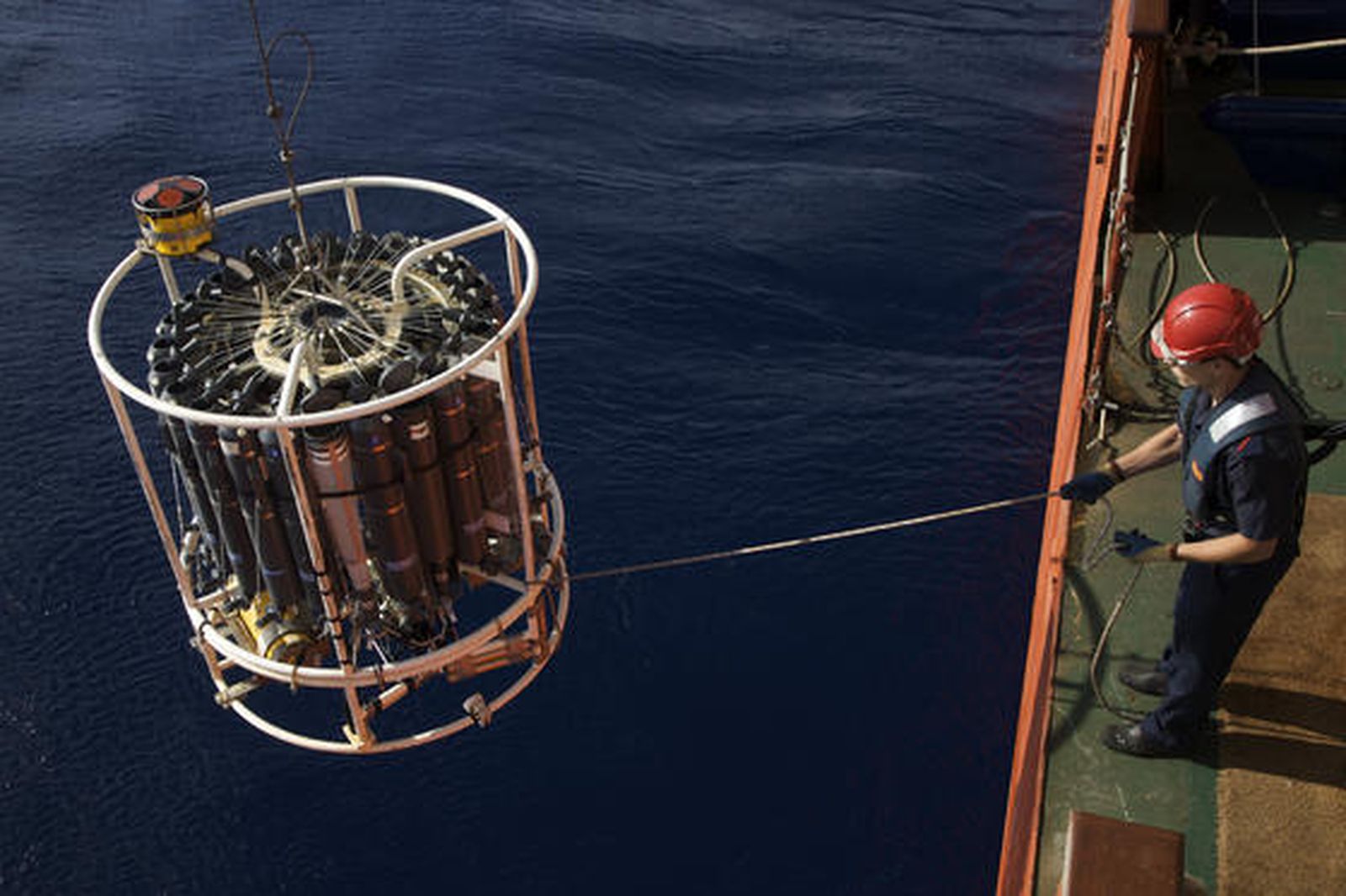 La roseta con las botellas para tomar muestras. Una de estas botellas es un invento de la Universidad de Cádiz para recoger muestras a grandes profundidades.

Foto: CSIC
