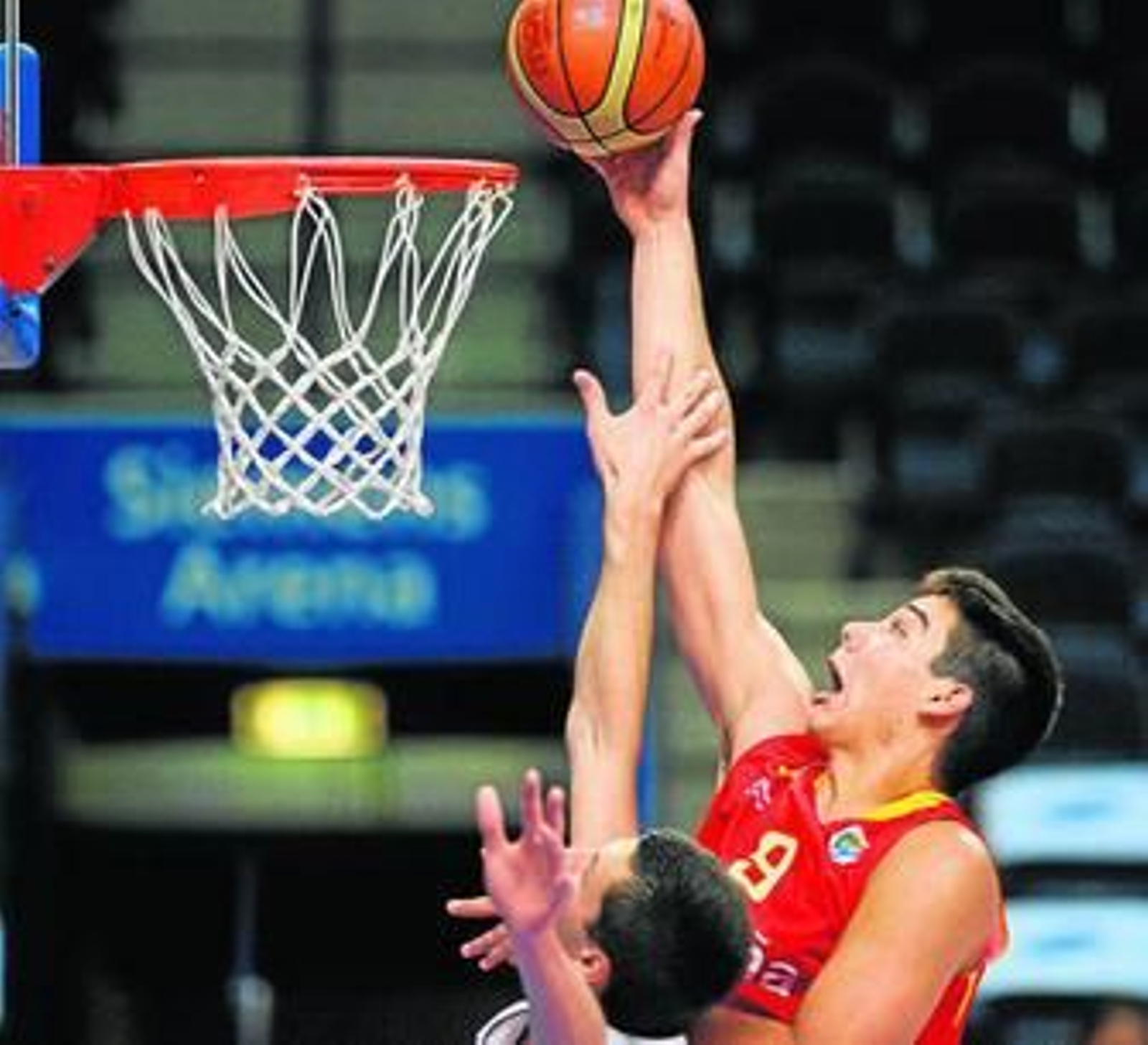 Willy Hernangómez se dispone a hacer un mate en un partido de España en el reciente Mundial sub 19.