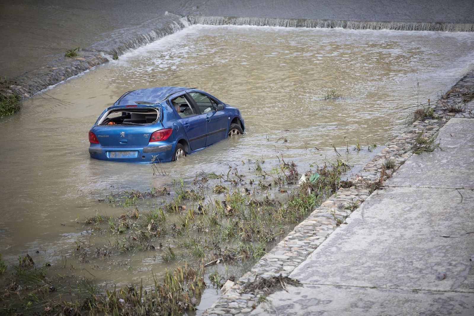 De simulacro a alerta ciudadana en Granada: Un coche que parecía accidentado en el río Genil dispara las llamadas al 112