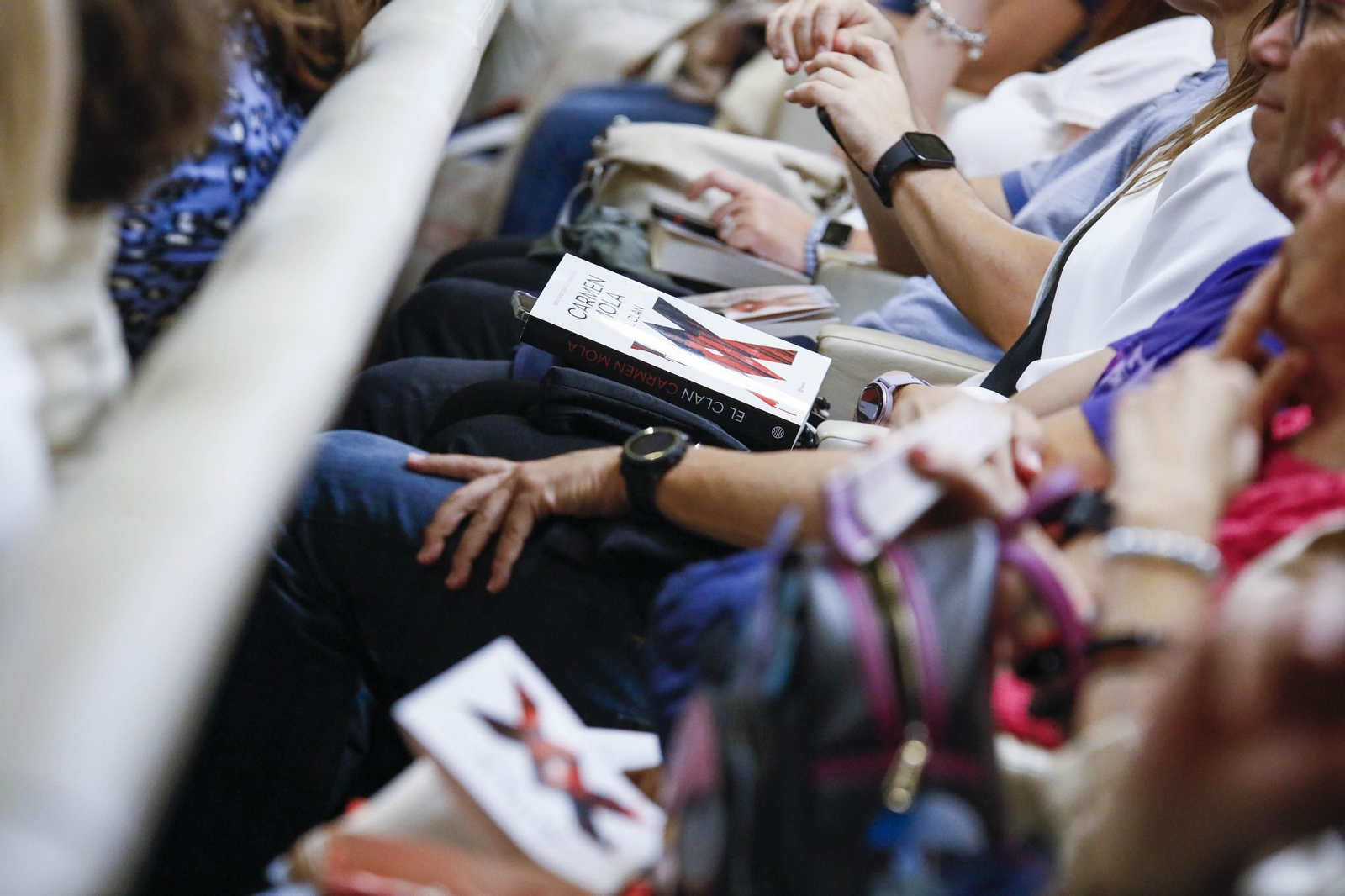 Carmen Mola presenta su libro "El clan" en la Casa de las mariposas de Almería, en imágenes