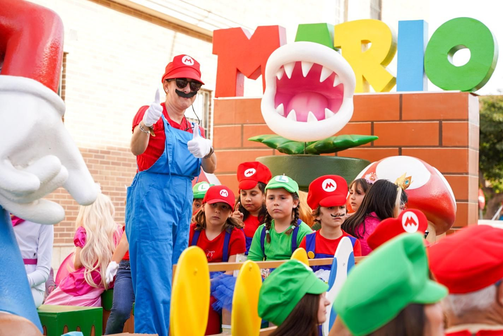 Desfile de carrozas y pregón de las fiestas de Huércal de Almería