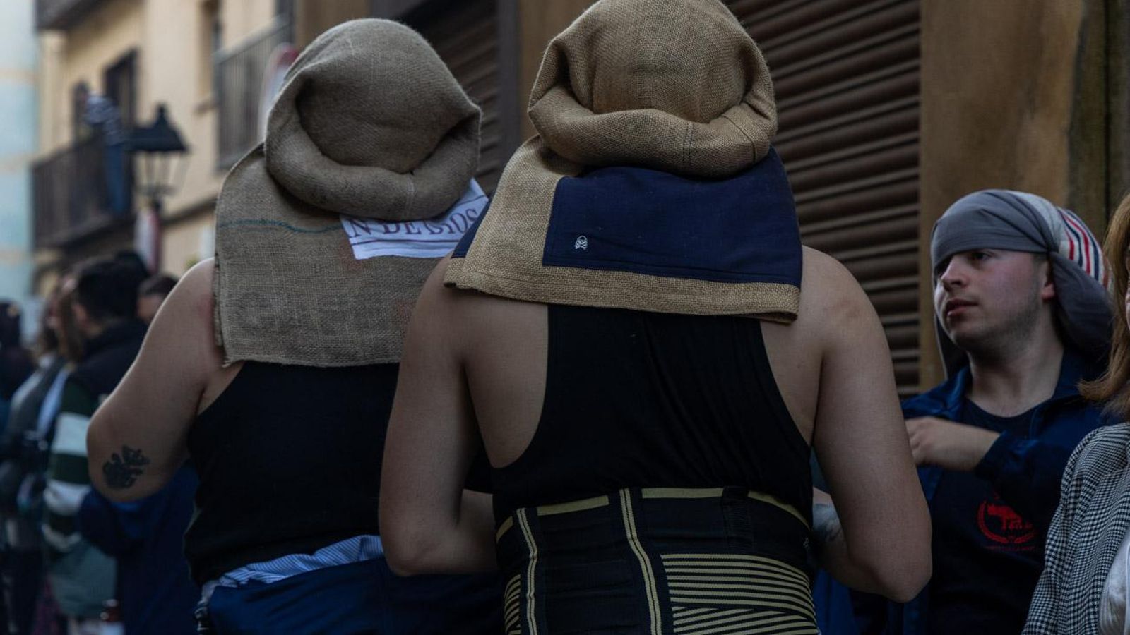 Luto y duelo en la noche del Viernes Santo, en imágenes