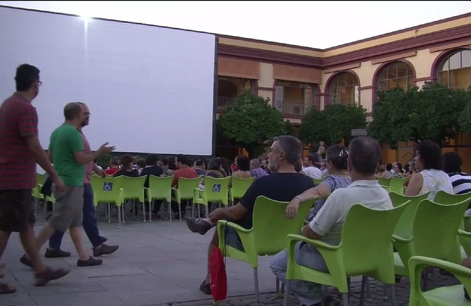 Los espectadores se acomodan antes del inicio de la sesión.