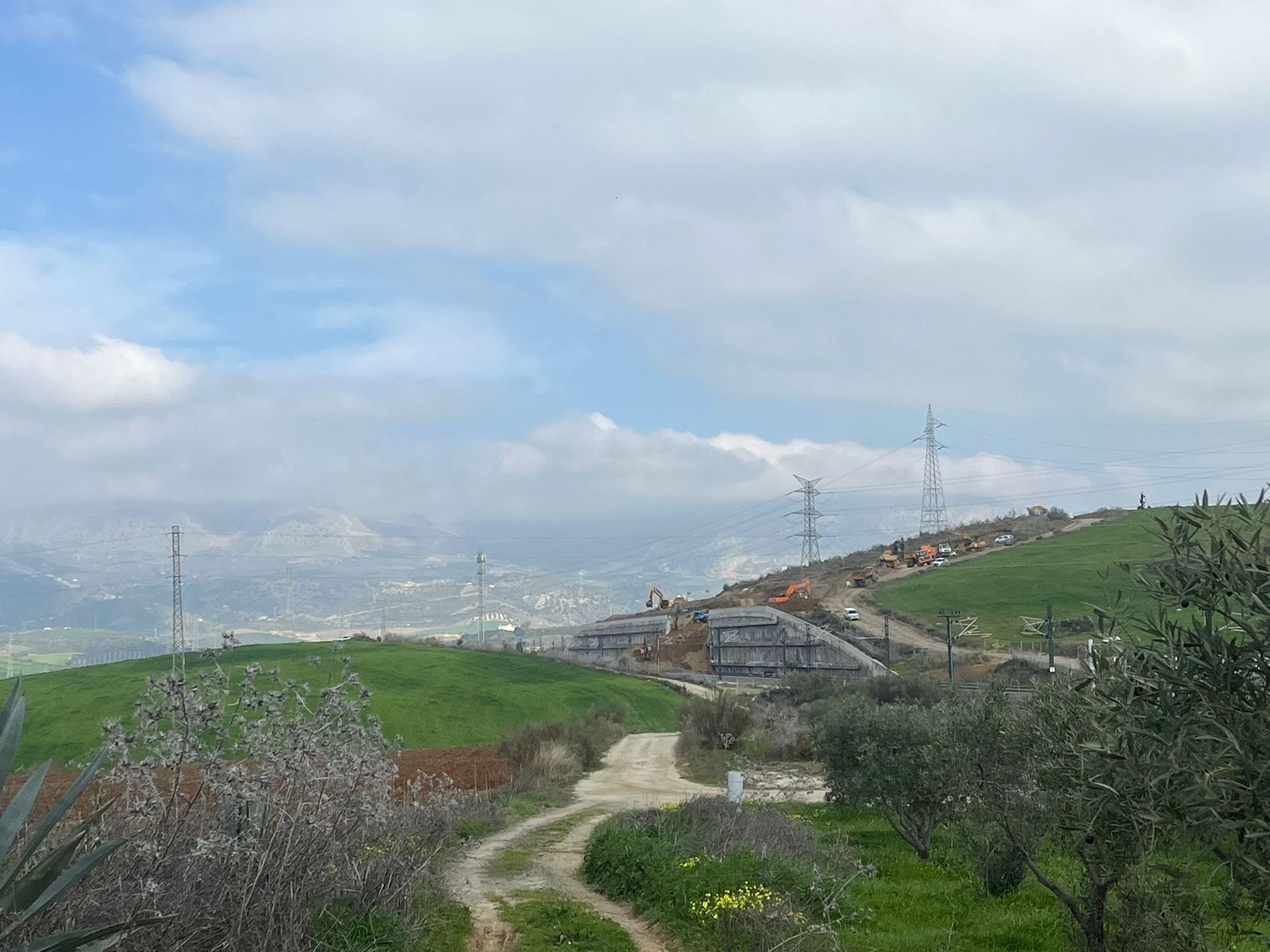 El talud que interrumpe la conexión Málaga-Madrid en Alora