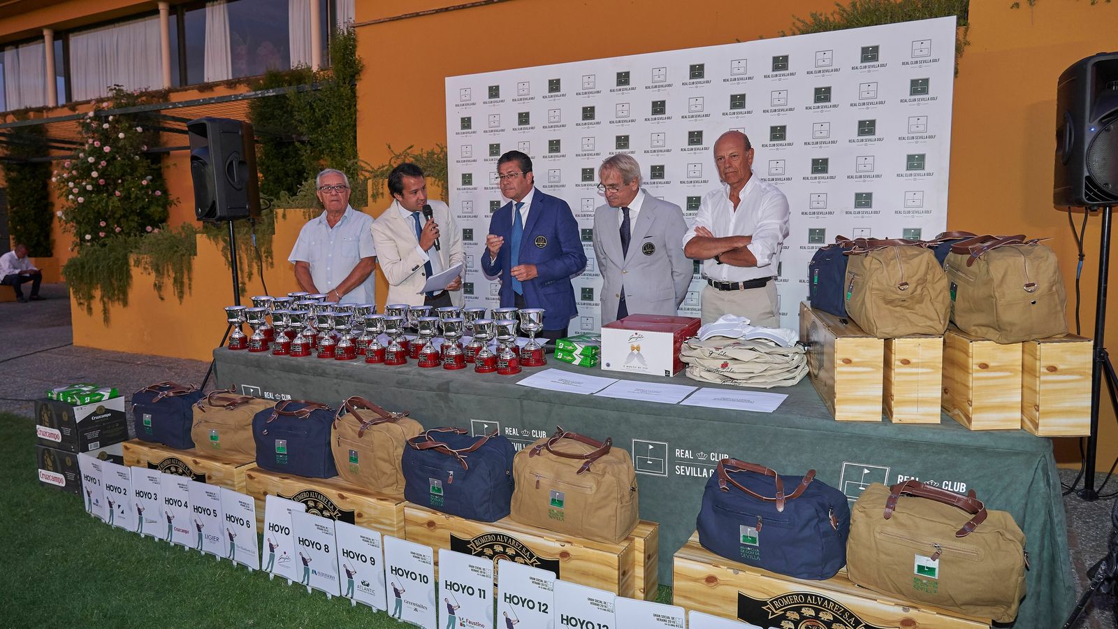 Colaboradores entregaron los premios para los jugadores del Torneo Gran Social de Verano.