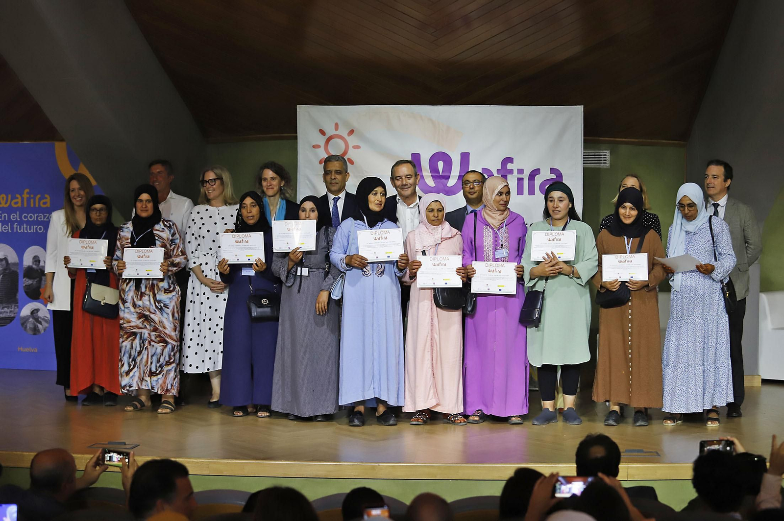 Imágenes de la entrega de los diplomas a las mujeres que han participado en el programa Wafira. Imágenes de la entrega de los diplomas a las mujeres que han participado en el programa Wafira.