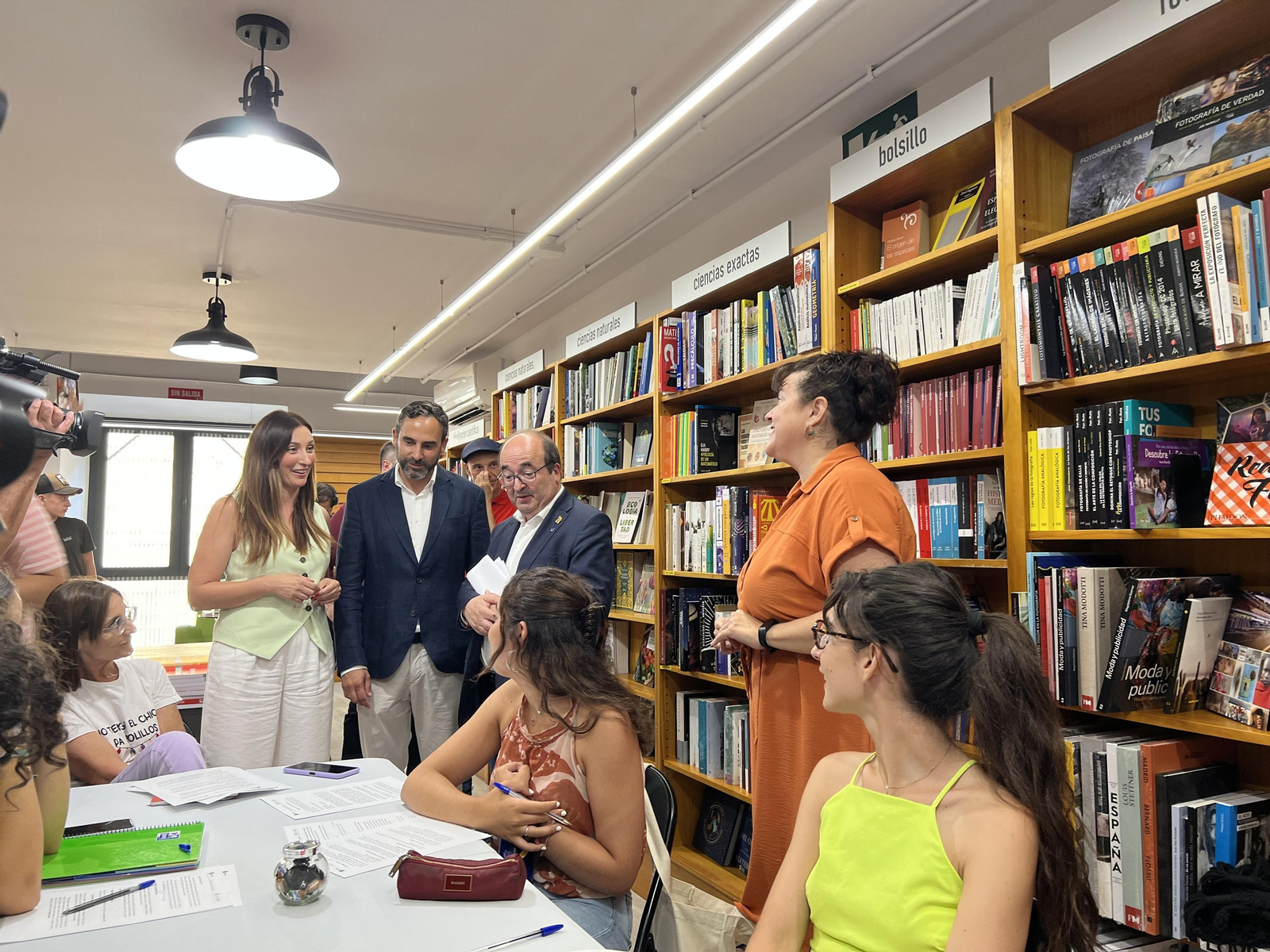 Miguel Iceta, junto a Dani Pérez y Mari Nieves Ramírez, en la Librería Luces. Miguel Iceta, junto a Dani Pérez y Mari Nieves Ramírez, en la Librería Luces.