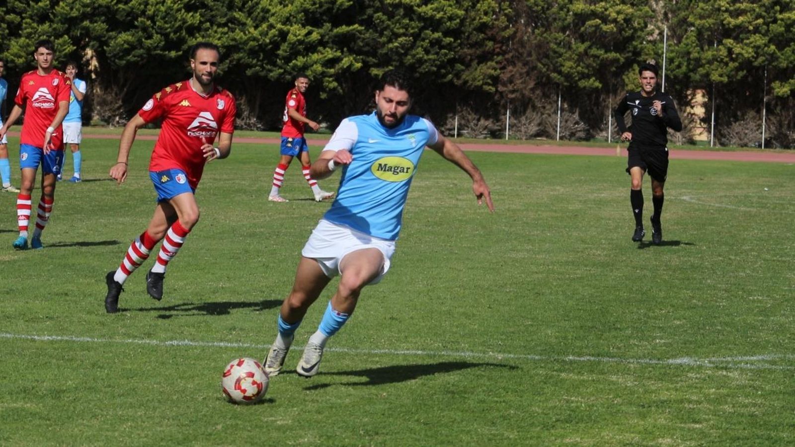 Lasha conduce el esférico tras volver de lesión.