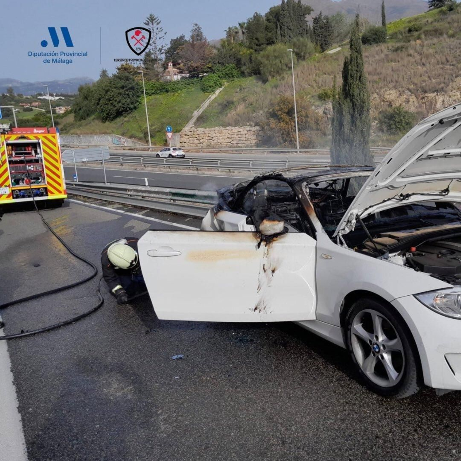 El vehículo incendiado en la AP7 en Estepona El vehículo incendiado en la AP7 en Estepona