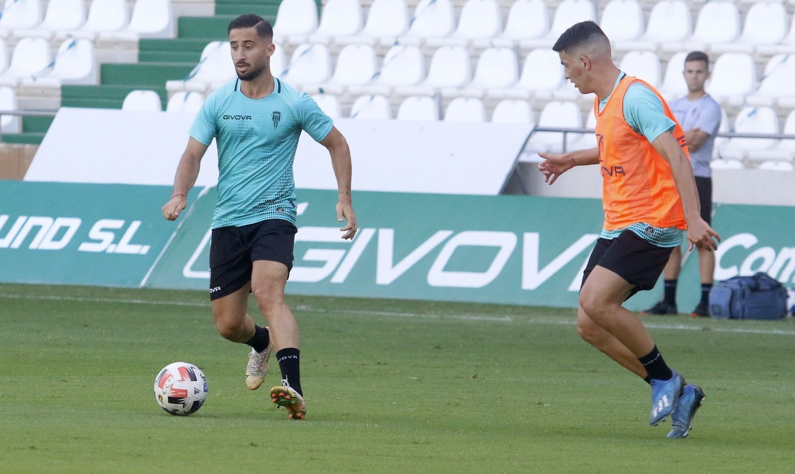 Omar Perdomo es presionado por Castillo.