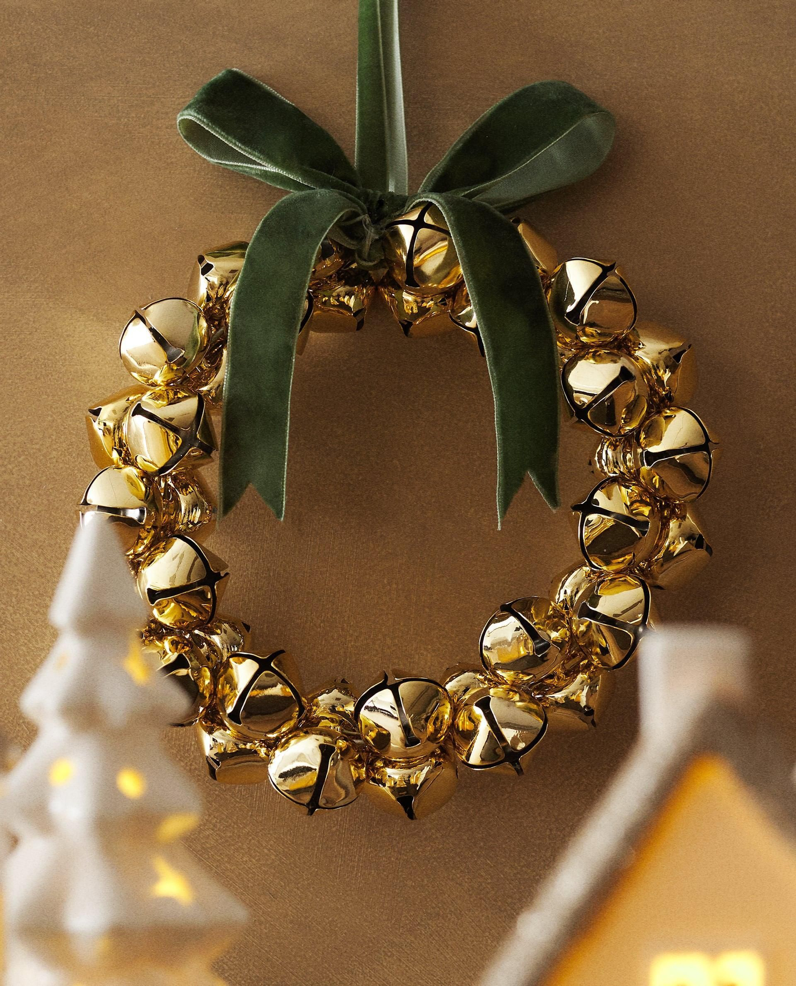 Corona de Navidad de cascabeles dorados de Zara Home.