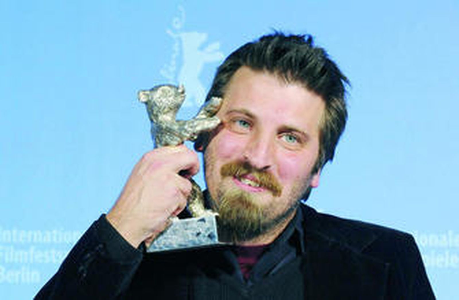 La directora peruana Claudia Llosa, ayer, con su Oso de Oro.