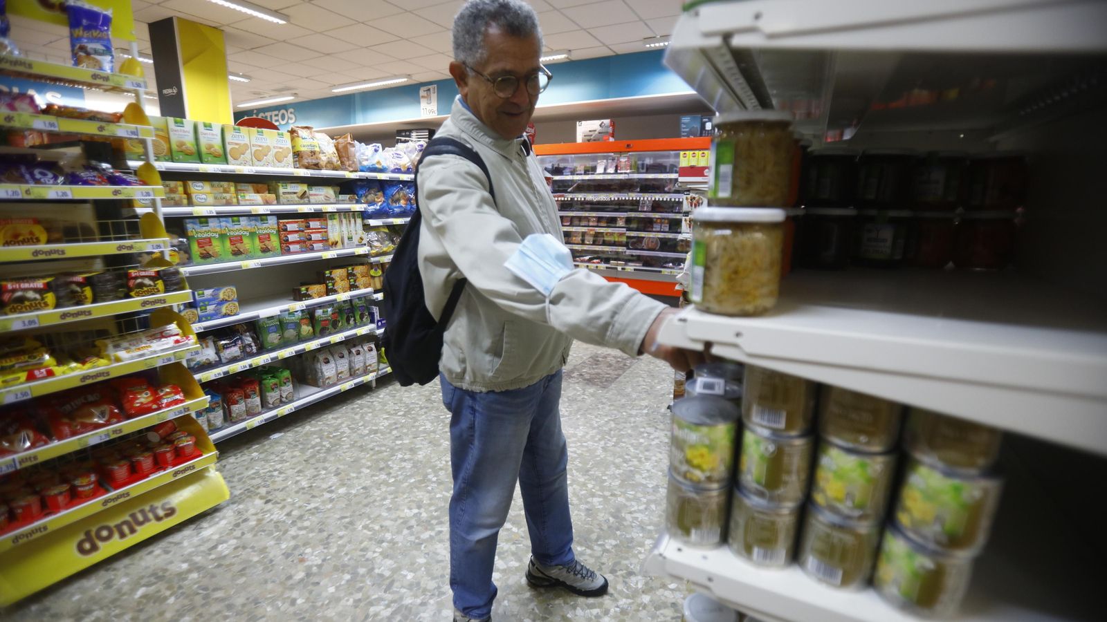Un hombre en el supermercado Piedra de la calle Duque de Hornachuelos.