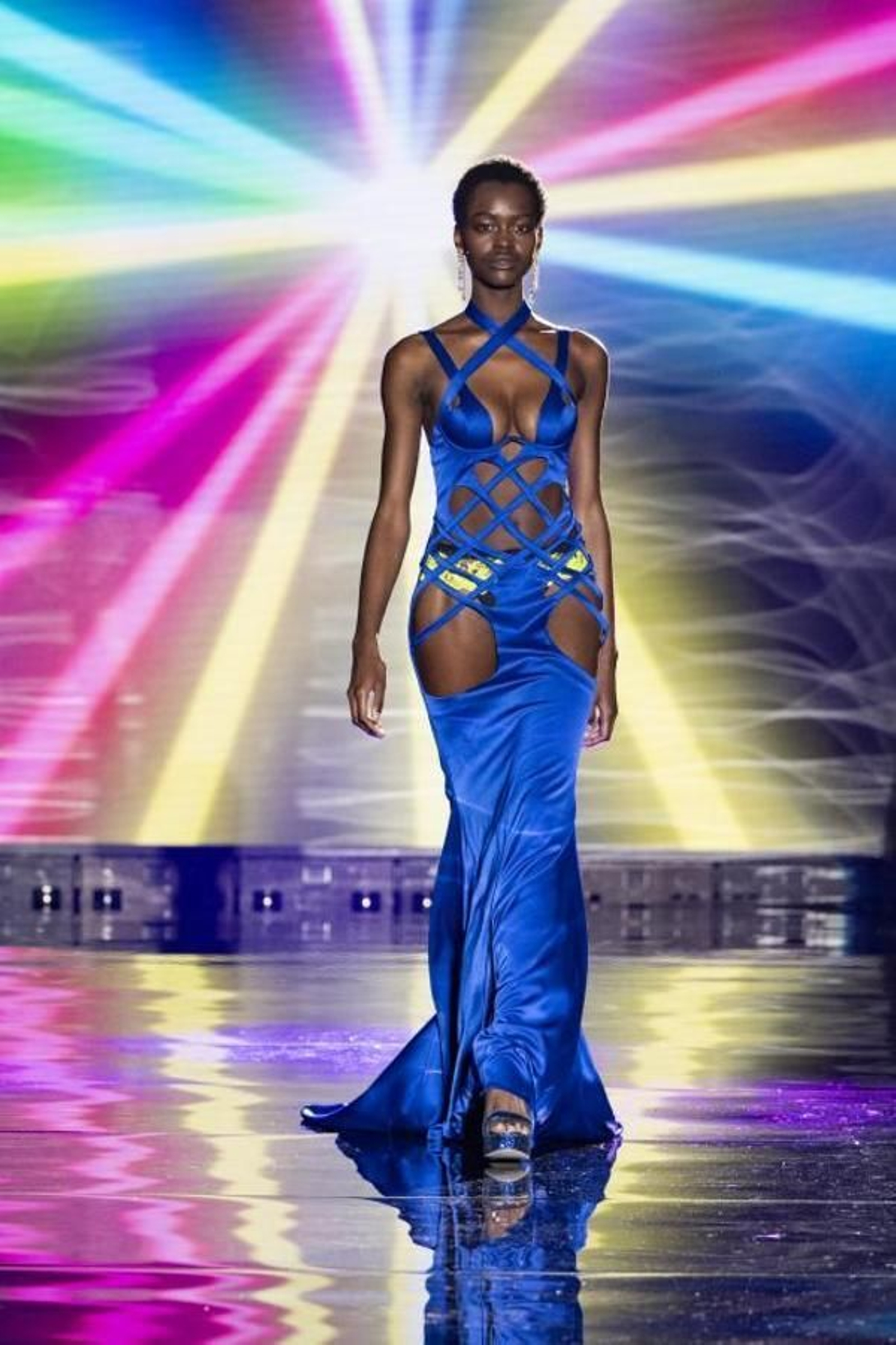 Otro diseño de aire futurista y color azul klein de Sardá.