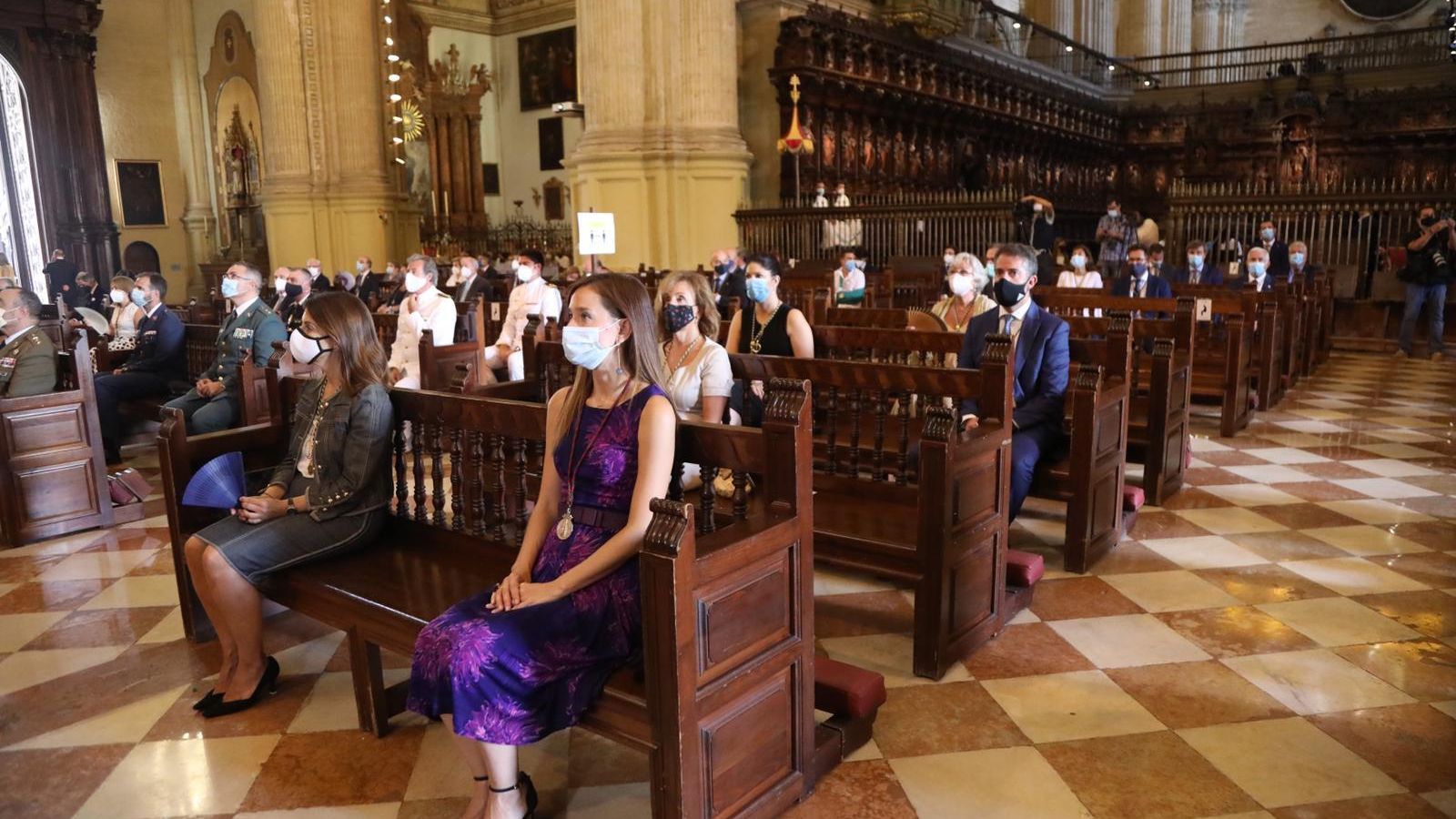 Miembros de las instituciones de la ciudad asistentes a la misa en la Catedral.