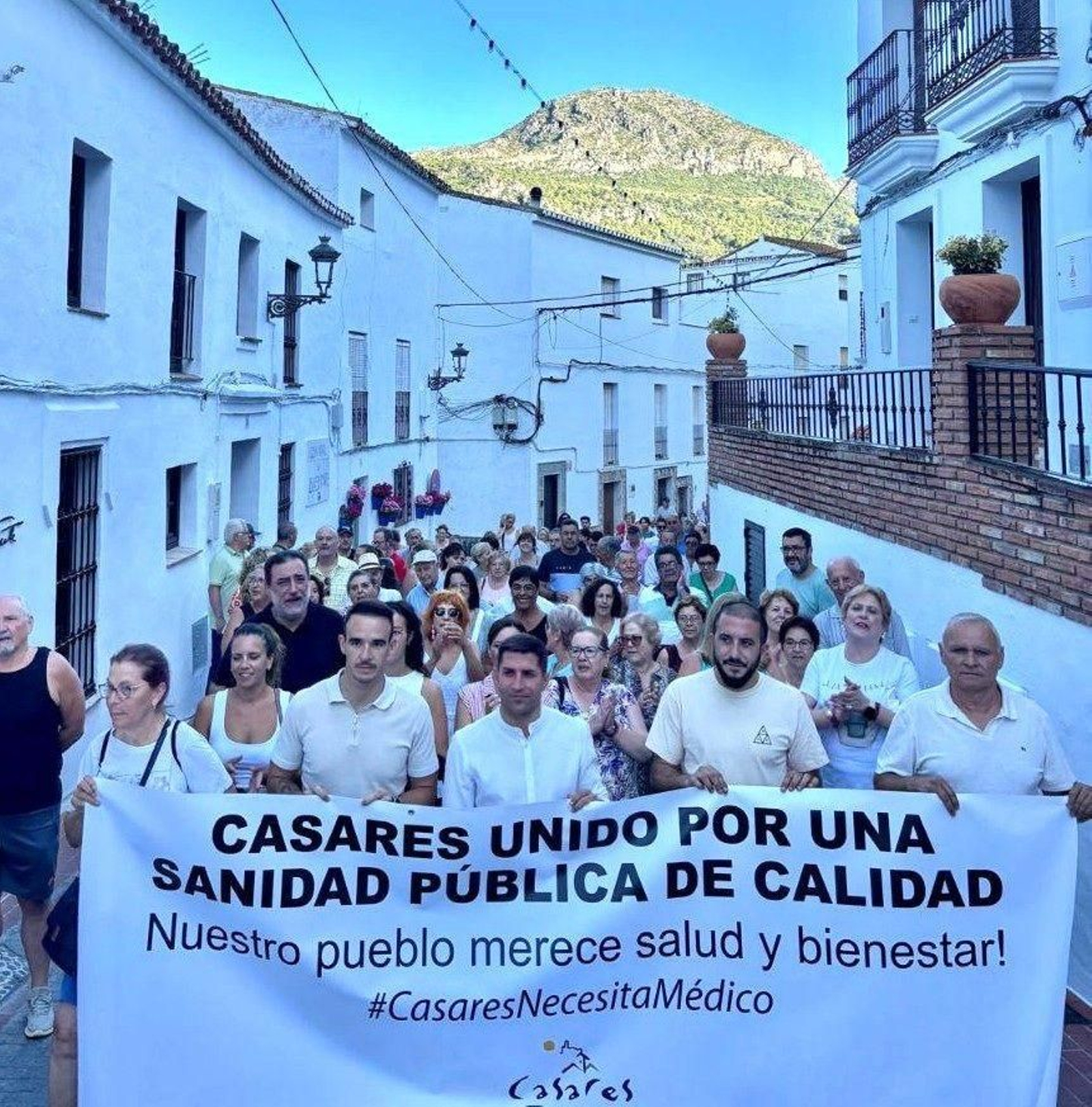 Vecinos de Casares protestan por la ausencia de médico en su municipio y en defensa de la sanidad pública.