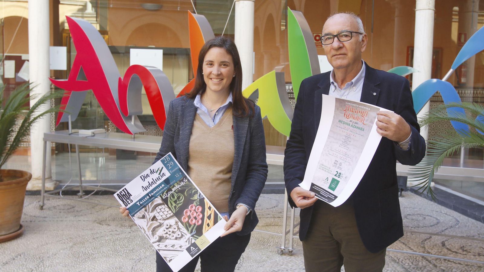 Cristina Casanueva y Antonio Vallejo, con el cartel de las actividades por el 28F.