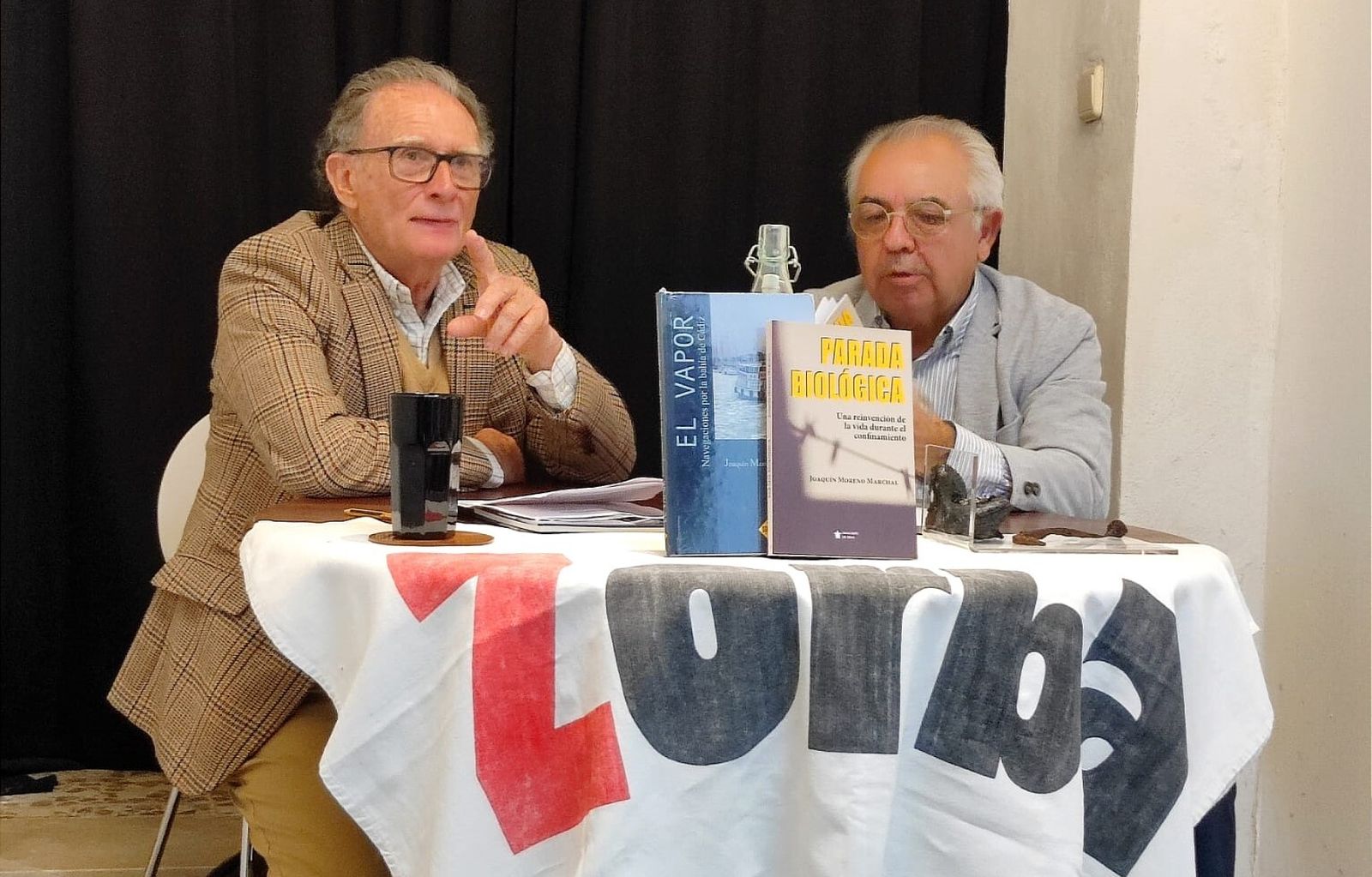 El autor y su presentador,  durante la charla en torno al libro  'Parada biológica'.