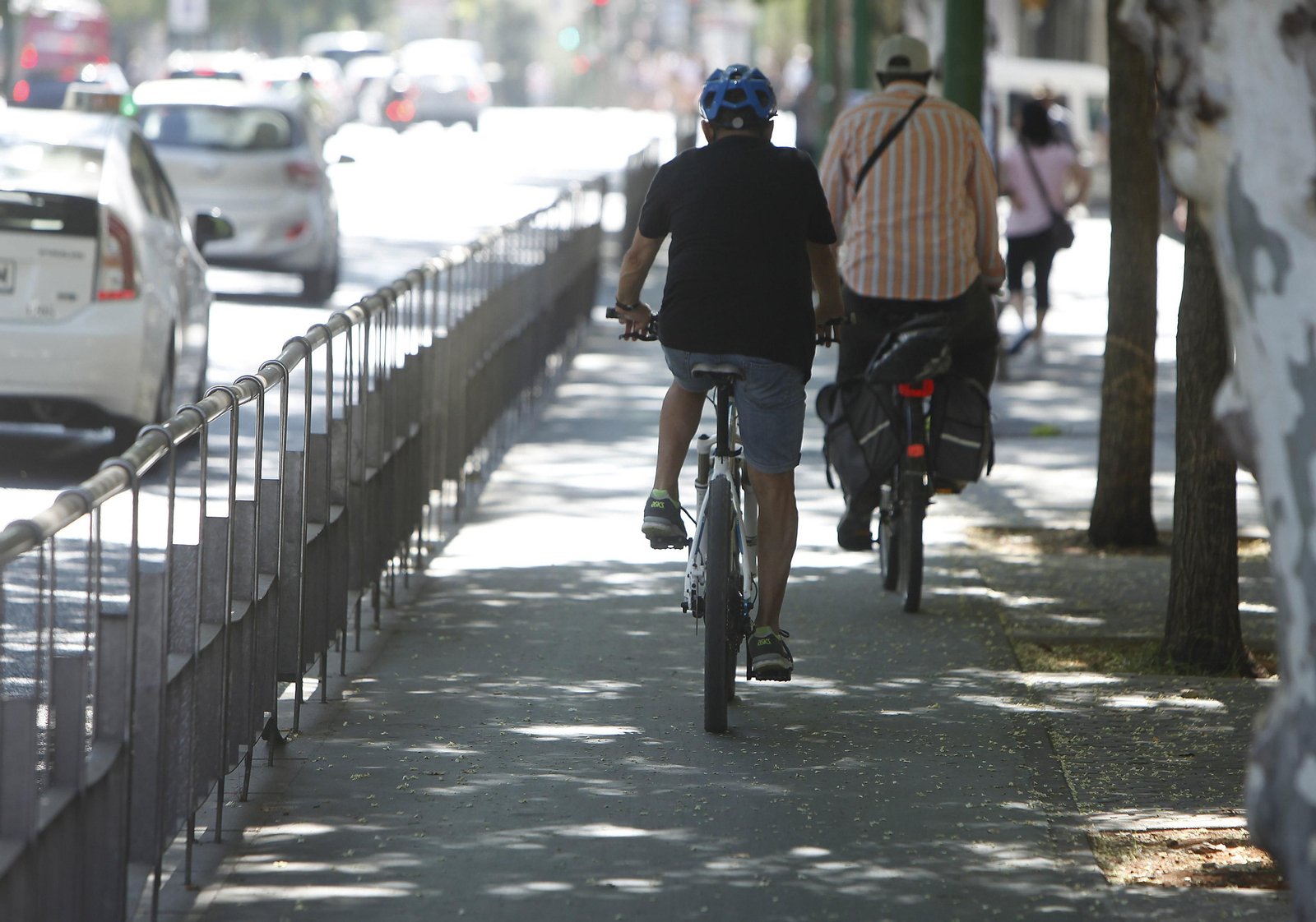 Dos ciclistas circulan por el carril bici.