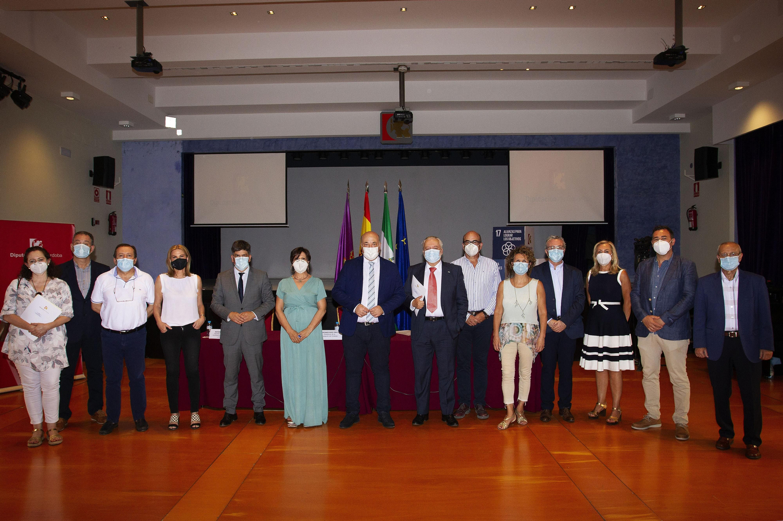 Foto de familia de la firma de los convenios.