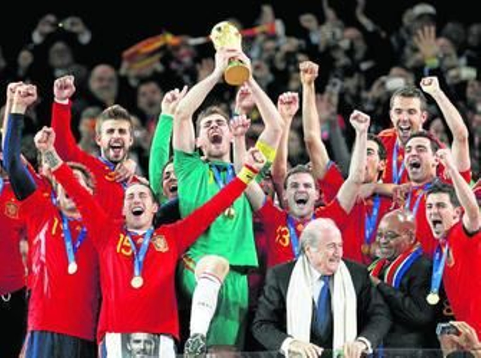 Casillas levanta la copa del Mundo; España se había hecho acreedora al triunfo en el Mundial de Sudáfrica.