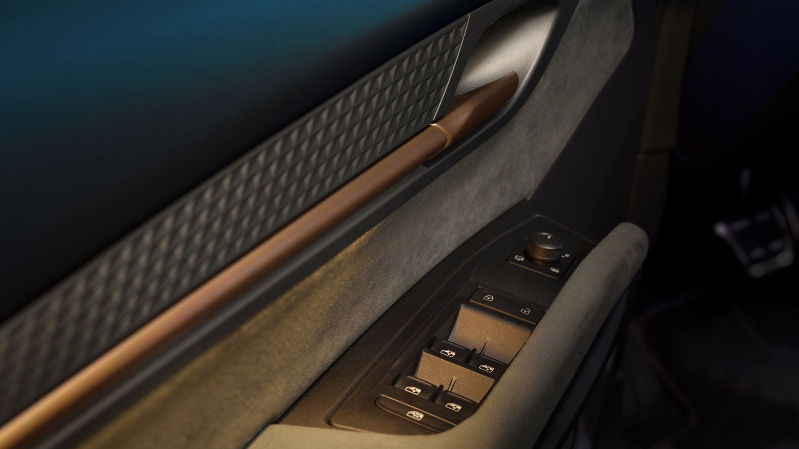 Los paneles de las puertas también cambian, como lo hace el bloque de mandos para el control de los alzacristales eléctricos, ahora mucho más funcional.