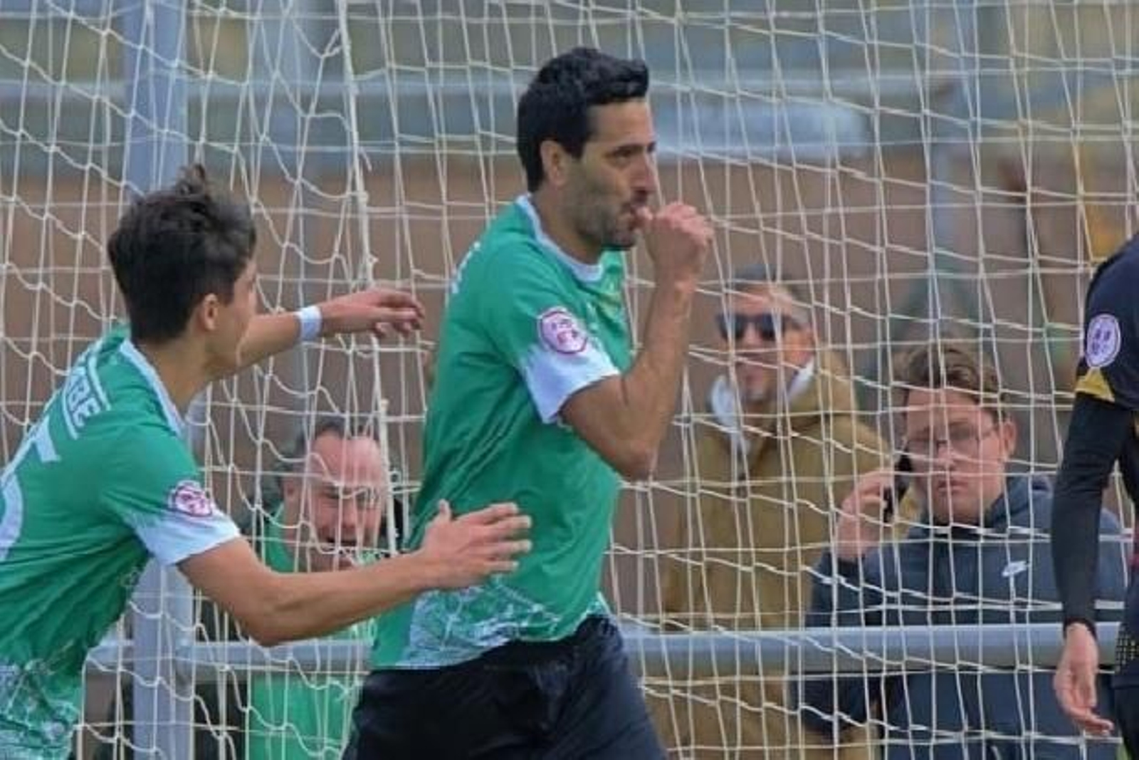 Dani Güiza celebra el tanto que le hizo al Conil.