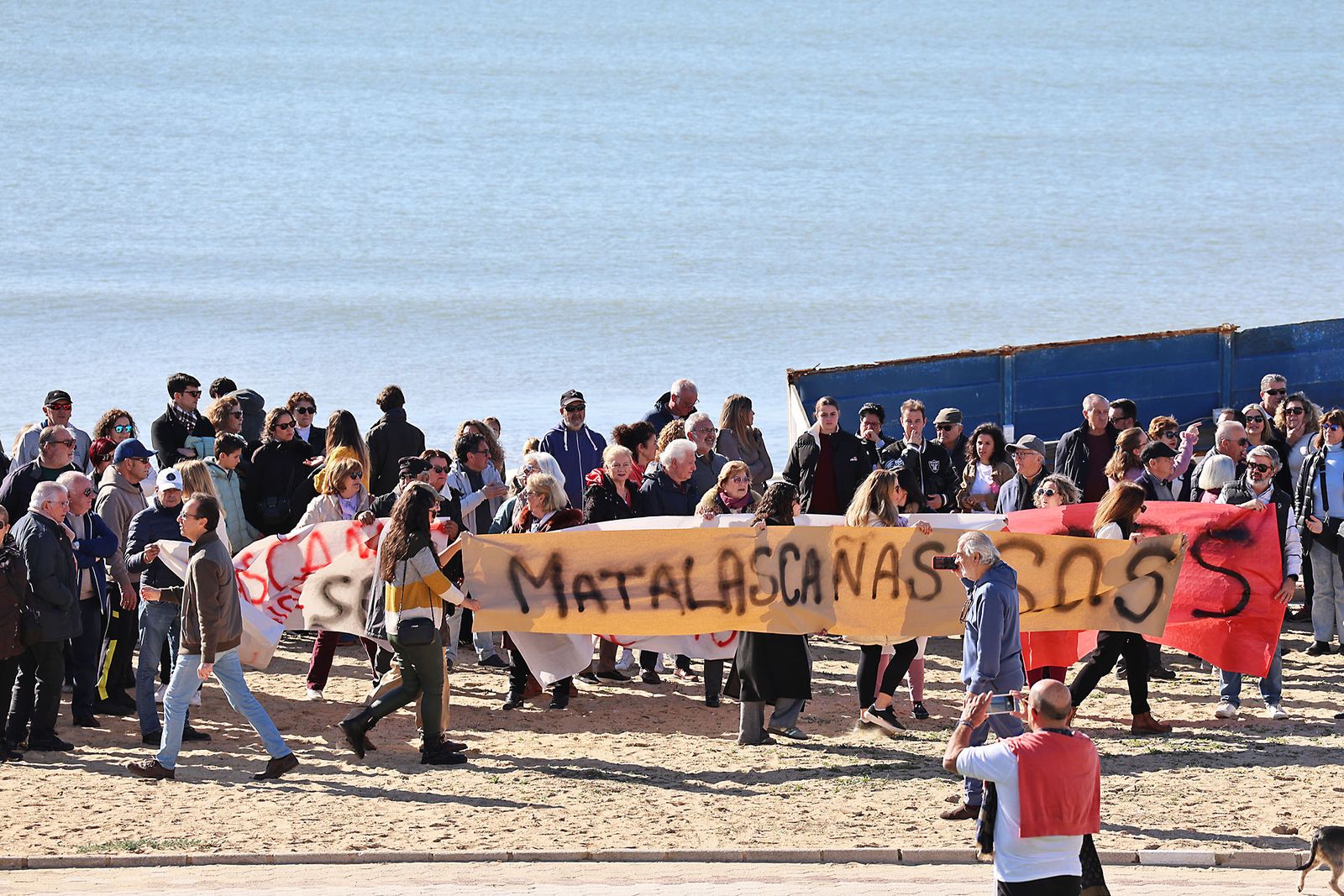 Fotografías de la concentración de los vecinos de Matalascañas tras los destrozos del paseo marítimo