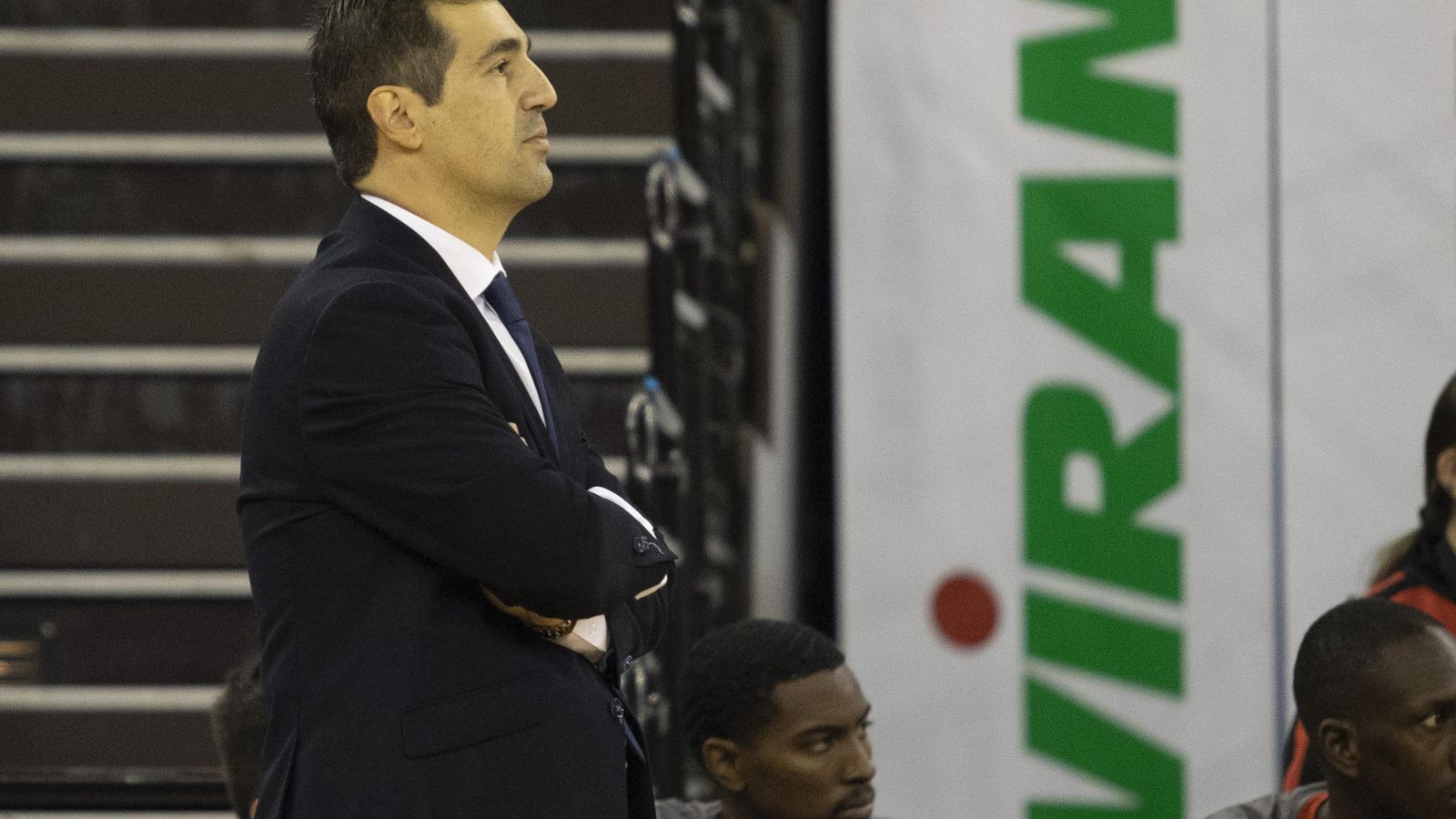 Pablo Pin observa las evoluciones de su equipo ante Estudiantes.