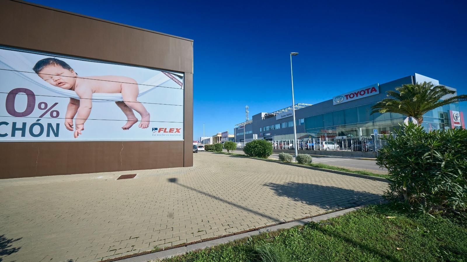 Una vista exterior de Konfort Sofá, una de las empresas ubicadas en el polígono Tres Caminos y cuyo gerente es Manuel Romero.