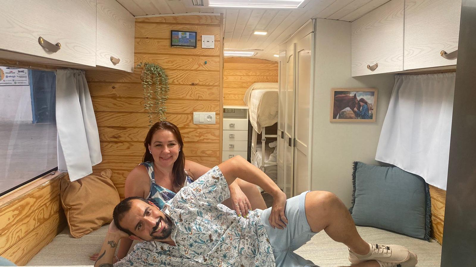 Carlos y Linda recostados en su cama