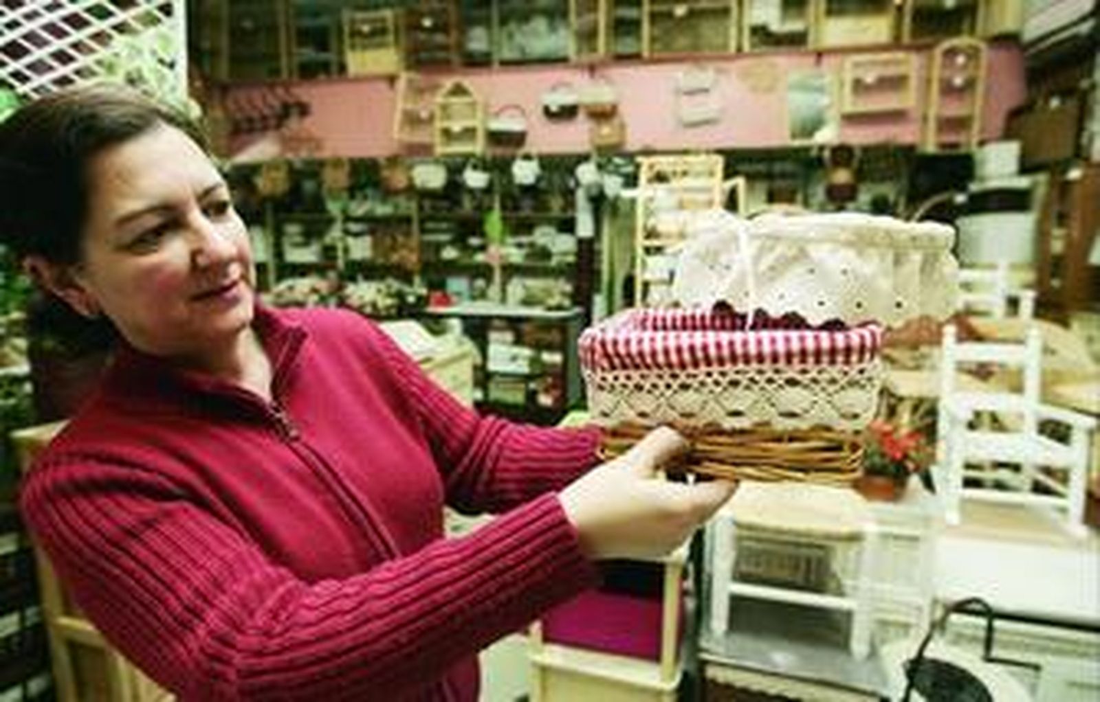 Mateos muestra una de las cestas que vende en su establecimiento.