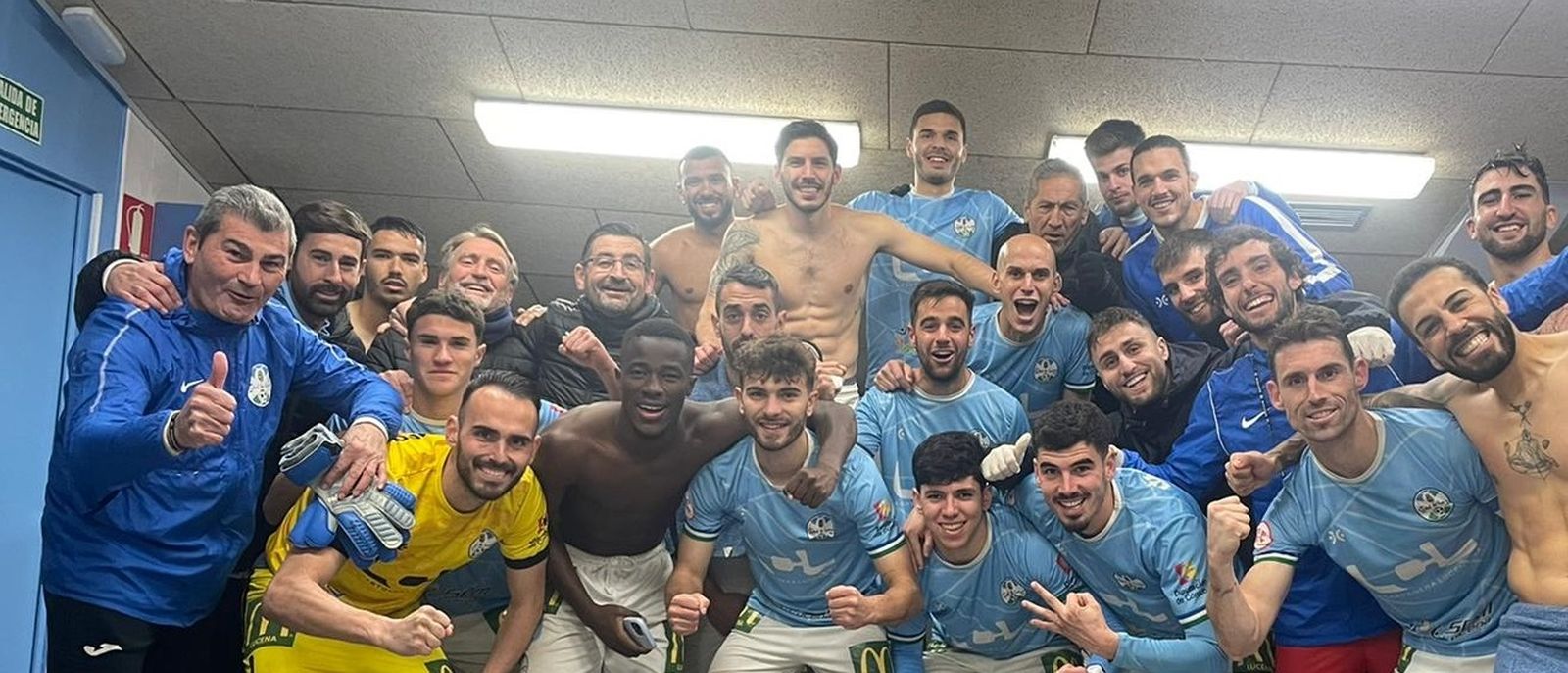 Los jugadores del Ciudad de Lucena celebran su victoria ante el Cartaya.
