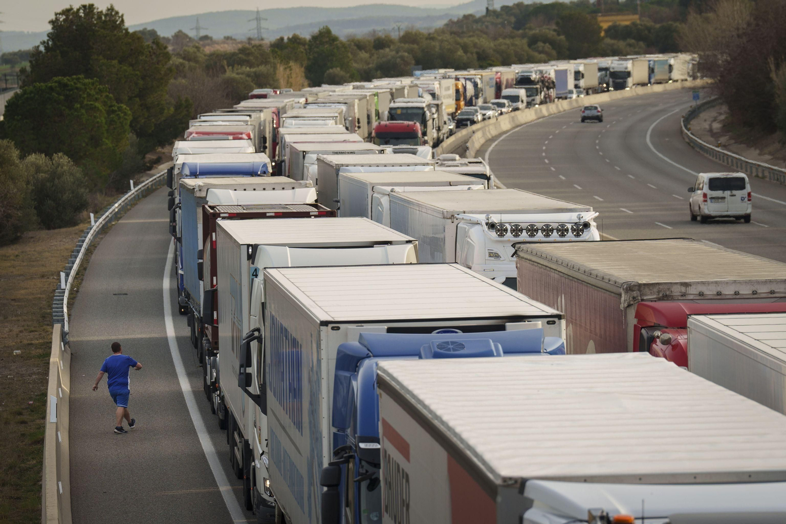 Cola de camiones en la frontera francesa