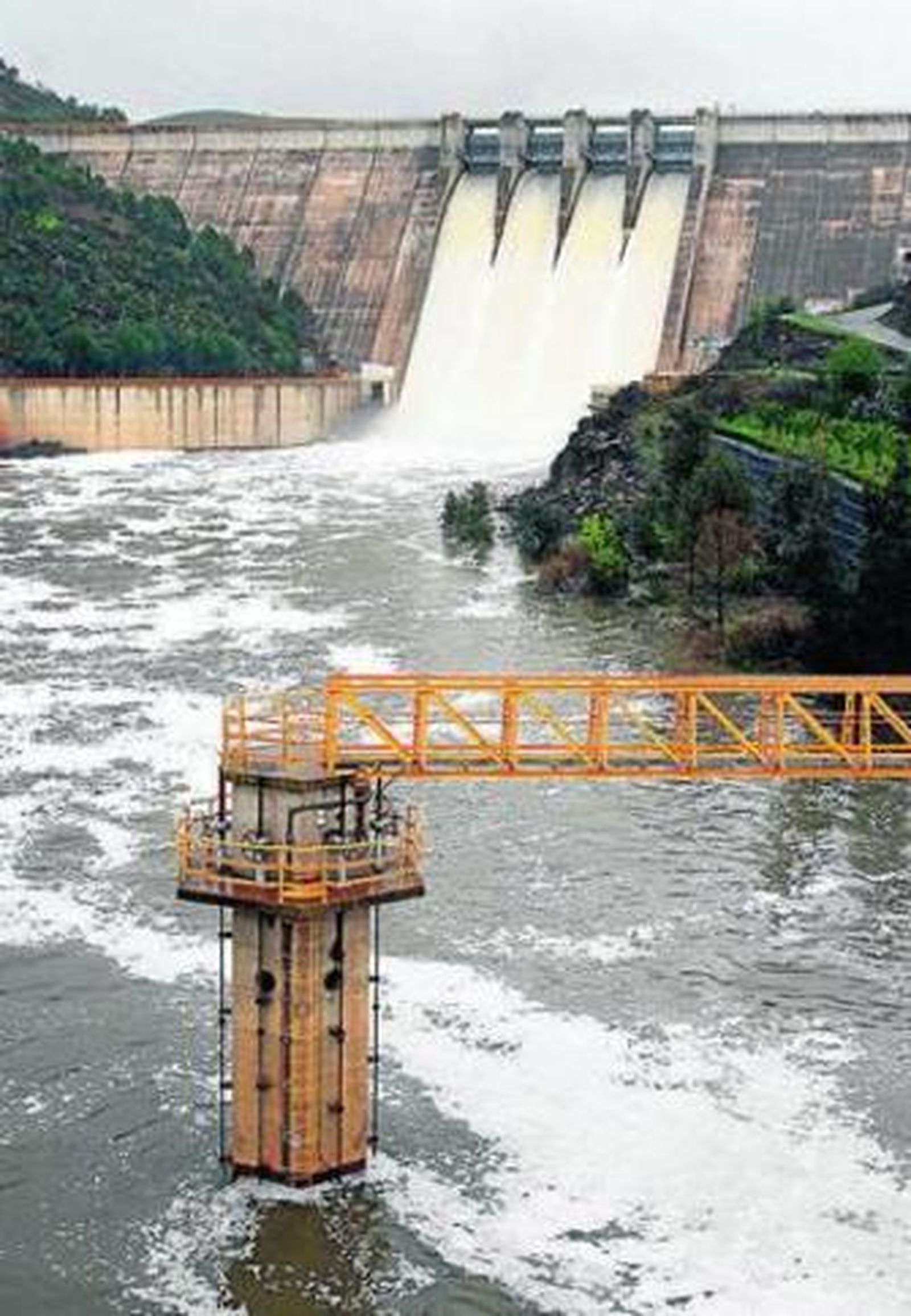 Embalse del Chanza aliviando agua en invierno.