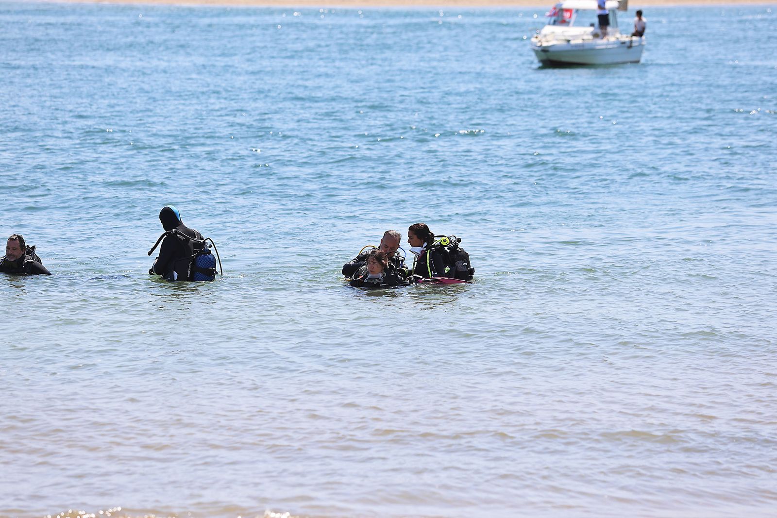 Imágenes de la gran recogida de residuos abandonados en el marco de la octava edición de '1m2 contra la basuraleza'. En la playa de la Canaleta.