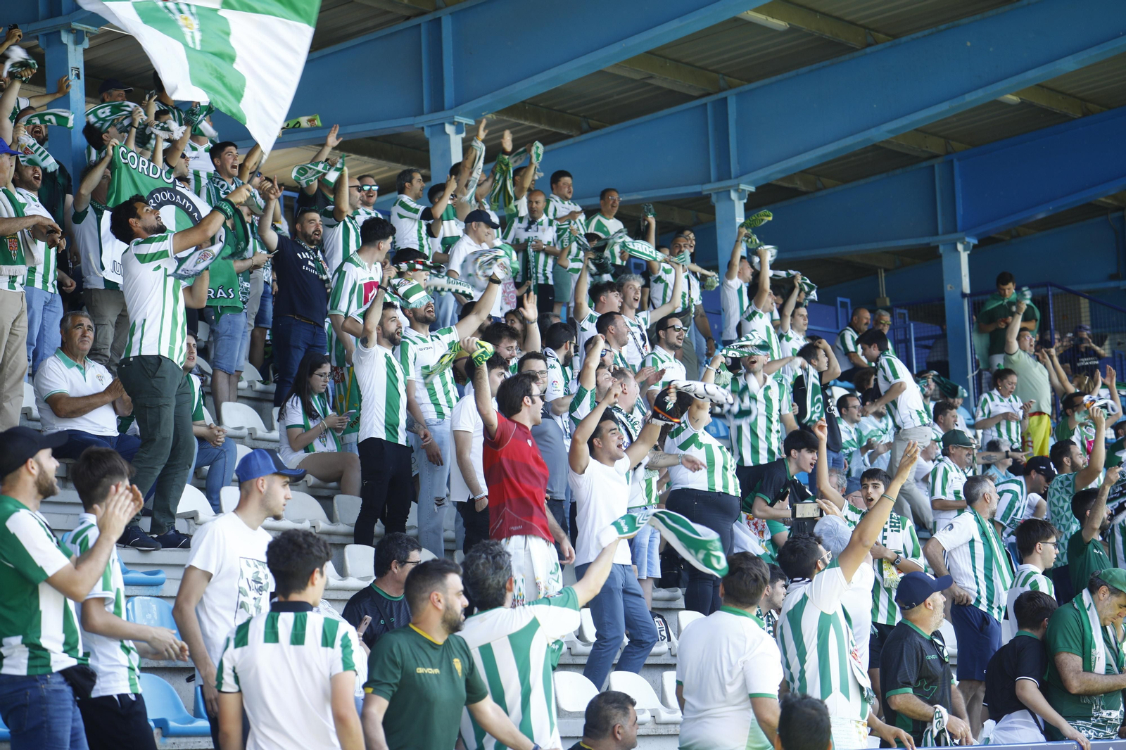 Las mejores fotos de la afición del Córdoba CF en el partido ante la Ponferradina en El Toralín Las mejores fotos de la afición del Córdoba CF en el partido ante la Ponferradina en El Toralín