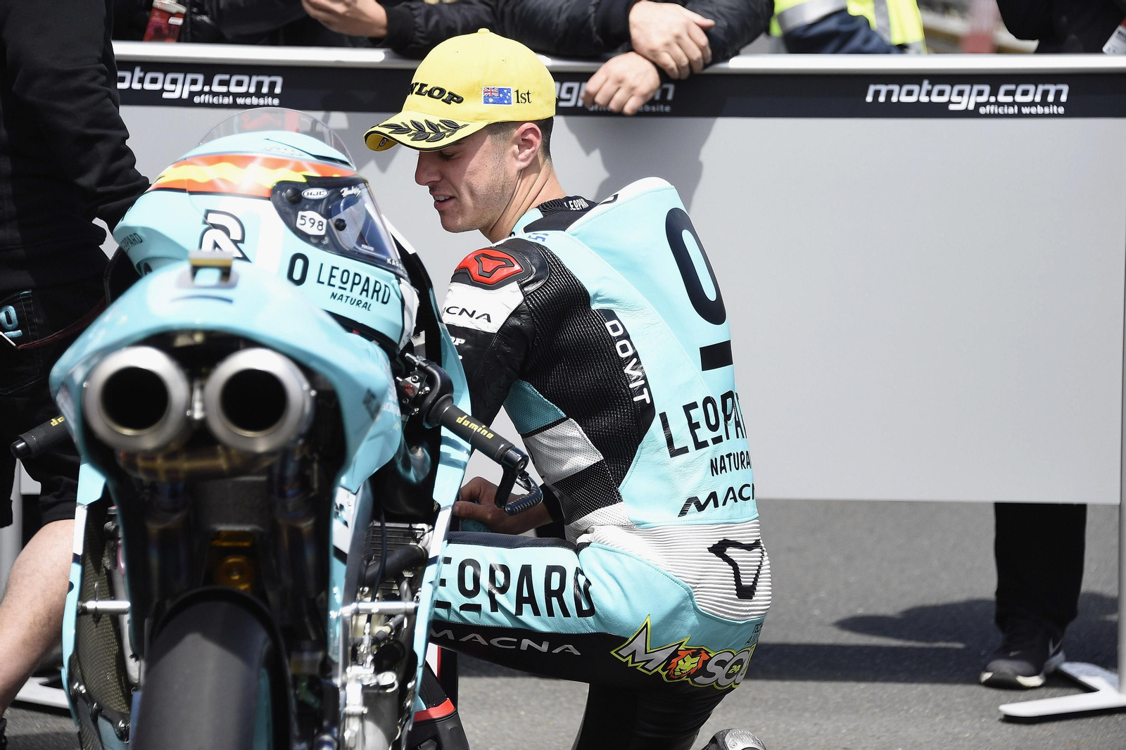 Marcos Ramírez, junto a la Honda del Leopard Racing.