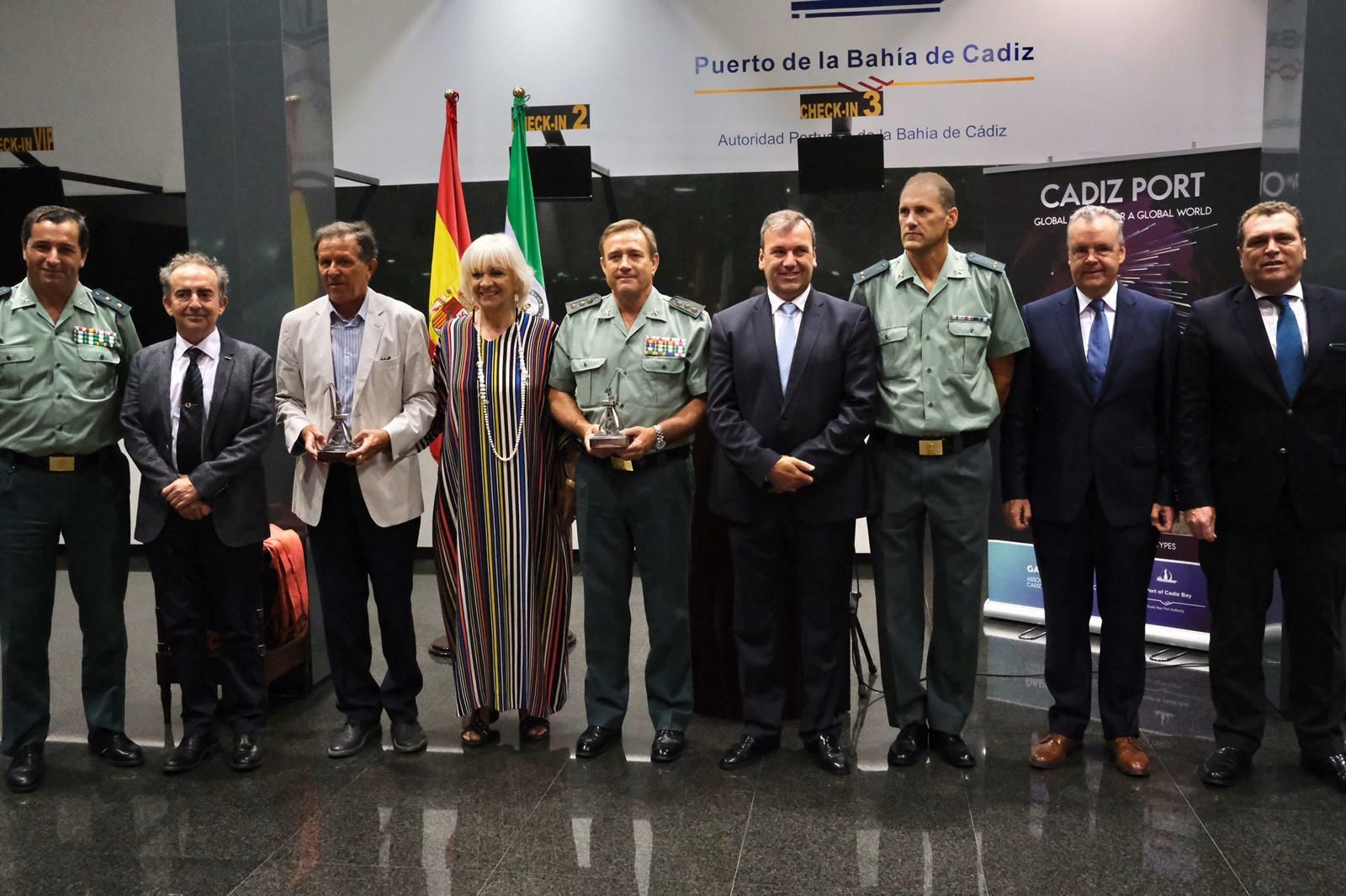 Foto de familia de los premiados por Cádiz-Port y las autoridades.